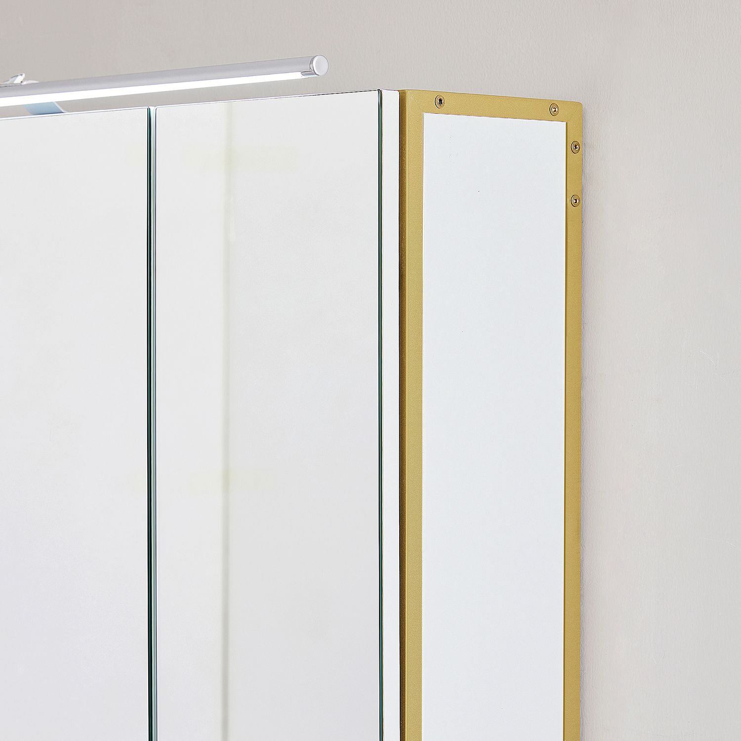 Spiegelschrank mit Beleuchtung Spiegelschrank mit Beleuchtung