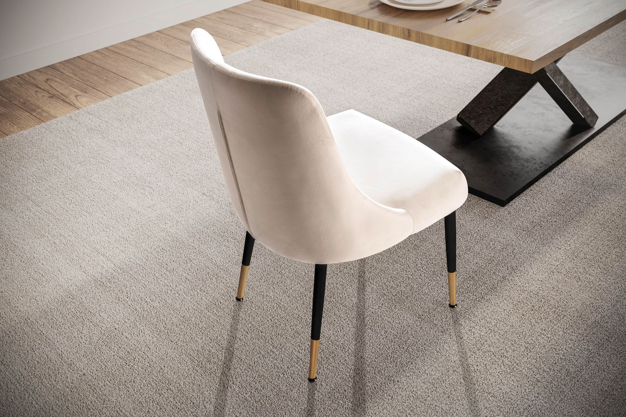 Esszimmerstuhl Samt Beige Küchenstuhl mit schwarzen Beinen Esszimmerstuhl Samt Beige Küchenstuhl mit schwarzen Beinen
