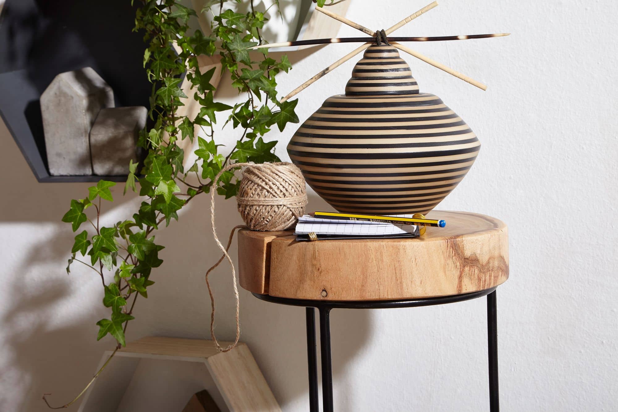 Beistelltisch AKOLA Massiv-Holz Akazie Wohnzimmer-Tisch Metallbeine Landhaus-Stil Baumstamm-Form Echt-Holz Natur Beistelltisch AKOLA Massiv-Holz Akazie Wohnzimmer-Tisch Metallbeine Landhaus-Stil Baumstamm-Form Echt-Holz Natur