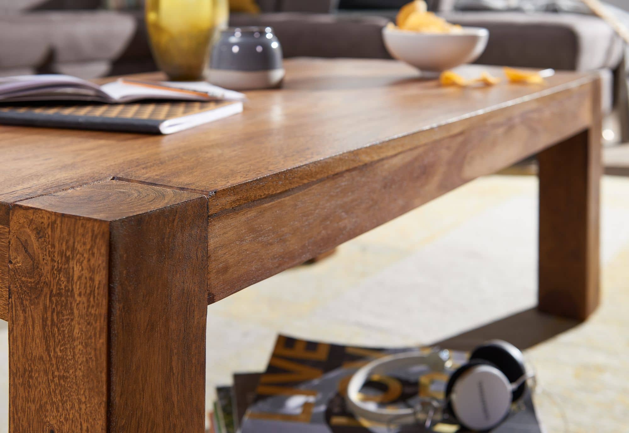 31315-WOHNLING-Couchtisch-MUMBAI-Massiv-Holz-She_3v73hQGyWgALxz Couchtisch Sheesham 110 cm – Massivholz & Metall im Landhaus‑Stil