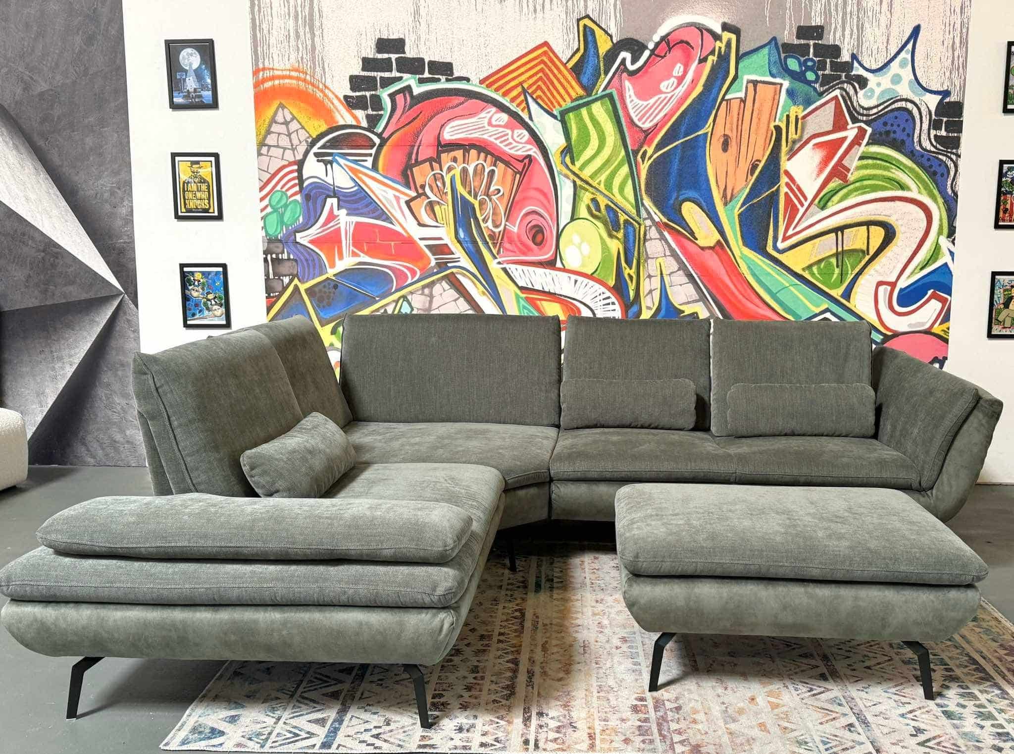Sofa Vito Moosgrün mit Hocker & Sitztiefenverstellung Ausstellungsstück