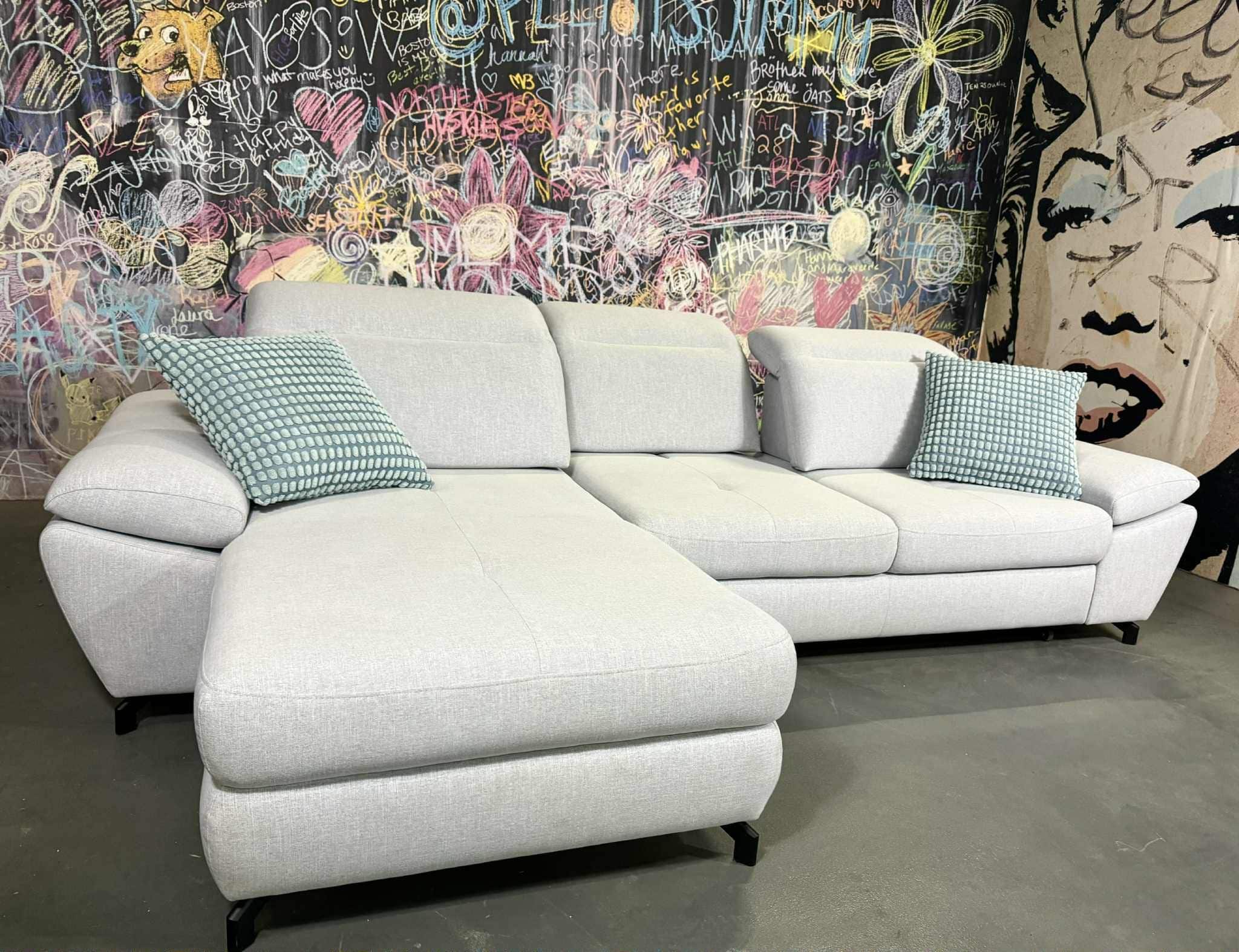 Sofa Arezza Hellgrau Flachgewebe links mit Schlaffunktion | Fotomodell Sofa Arezza Hellgrau Flachgewebe links mit Schlaffunktion | Fotomodell