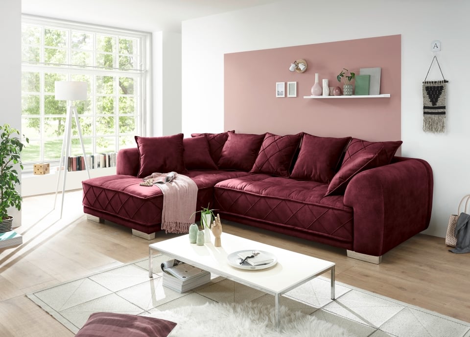 Sentina_Salvador-06-burgund-Milieu Opulente Eleganz: Das ED Exciting Design Sofa Sentina in tiefem Burgund – Beidseitig montierbar, mit Nosagfederung für luxuriösen Wohnkomfort