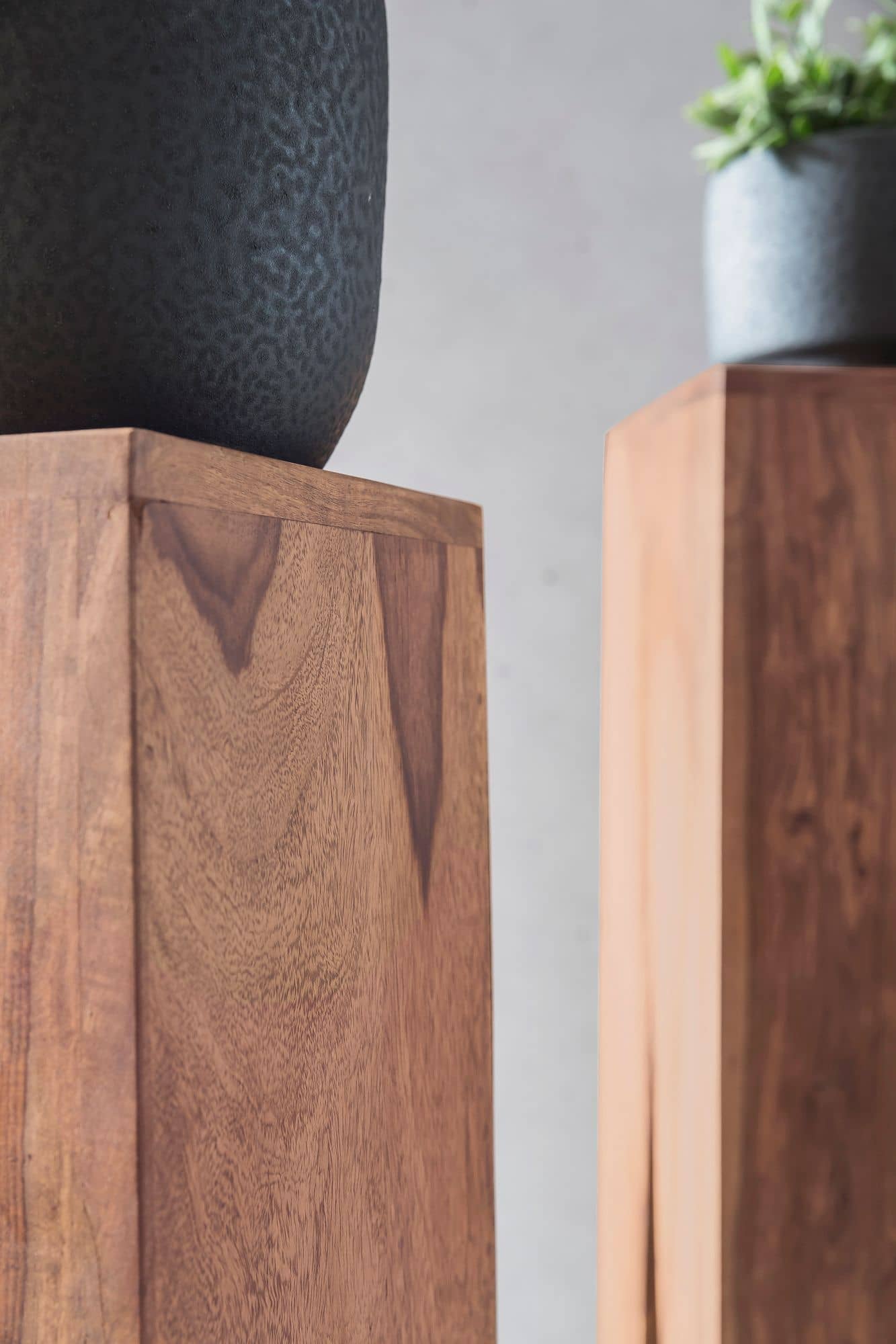 38579-WOHNLING-Beistelltisch-3er-Set-KADA-Massivh_6 Beistelltisch 3er Set Massivholz Akazie Wohnzimmer-Tisch Design Säulen Landhausstil Couchtisch quadratisch