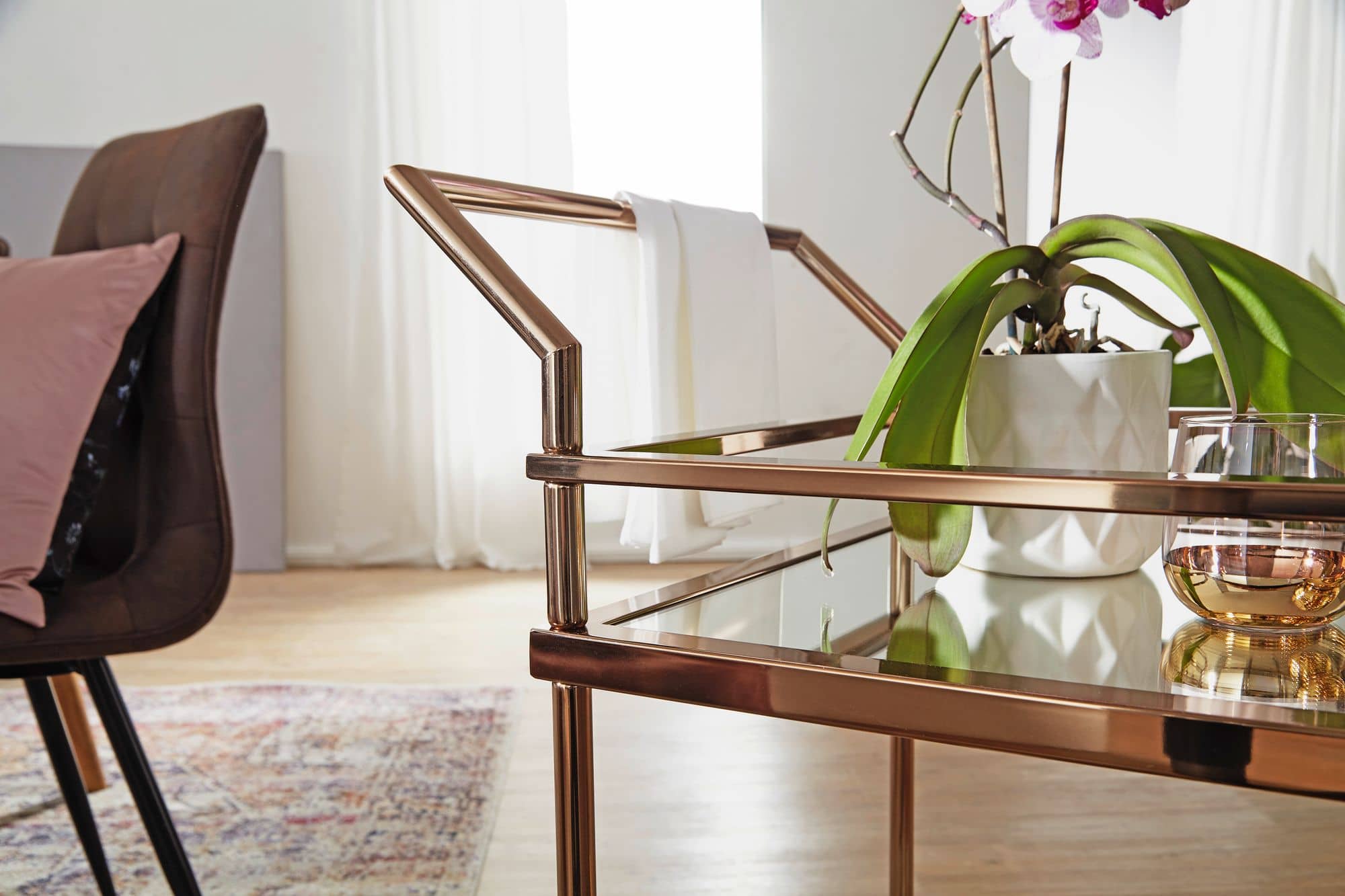 52206-WOHNLING-Servierwagen-WL5-987-Rollwagen-MAssE-Rosegold-Teewagen-Metall-mit-Rollen-Kuechenwagen-mit-Glas-Boeden-45-cm-breit-Kuechen-Trolley-Modern-Mobiler-Beistelltisch-Spe_4 Design Servierwagen Dunkles Gold 2 Ebenen mit Bremsen