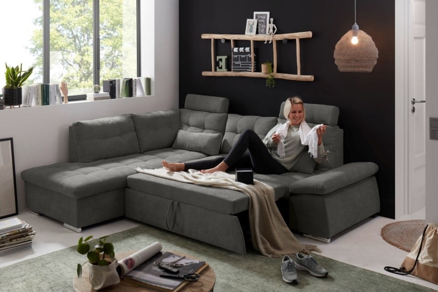 Nalo-2F-Rec_Uran-09-stone_Milieu_ModelVXCisRsBoUocd Sanfte Steintonalitäten: Nalo Schlafsofa von ED Exciting Design für stilvolles Wohnen