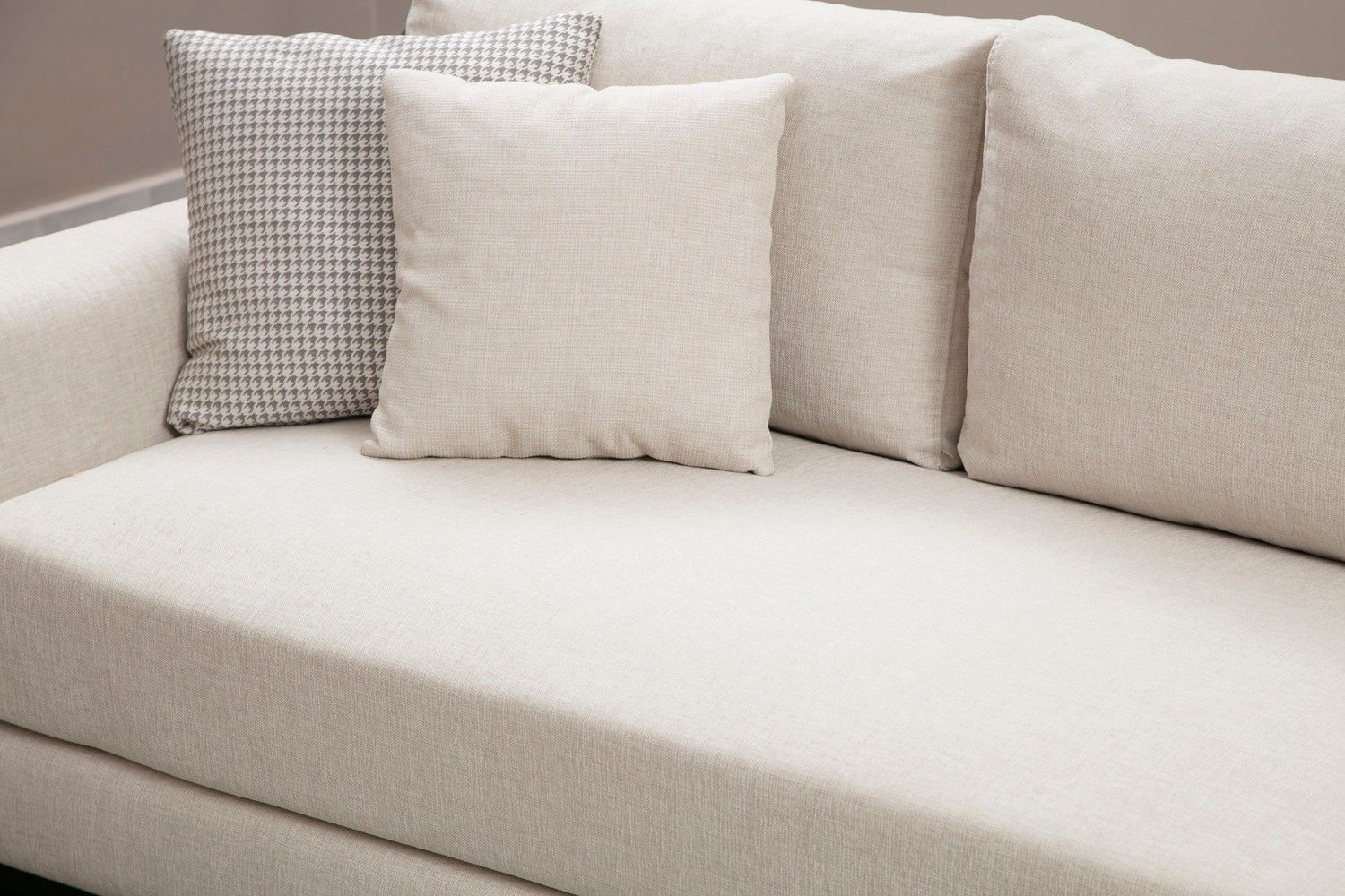 Sofa Line 2-Sitzer Beige – Flachgewebe mit Metallfüßen Sofa Line 2-Sitzer Beige – Flachgewebe mit Metallfüßen