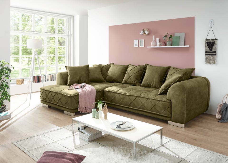 Sentina_Salvador-10-olive_Milieu Naturverbundene Eleganz: Das ED Exciting Design Sofa Sentina in beruhigendem Olive – Beidseitig montierbar, mit Nosagfederung für exklusiven Wohnkomfort