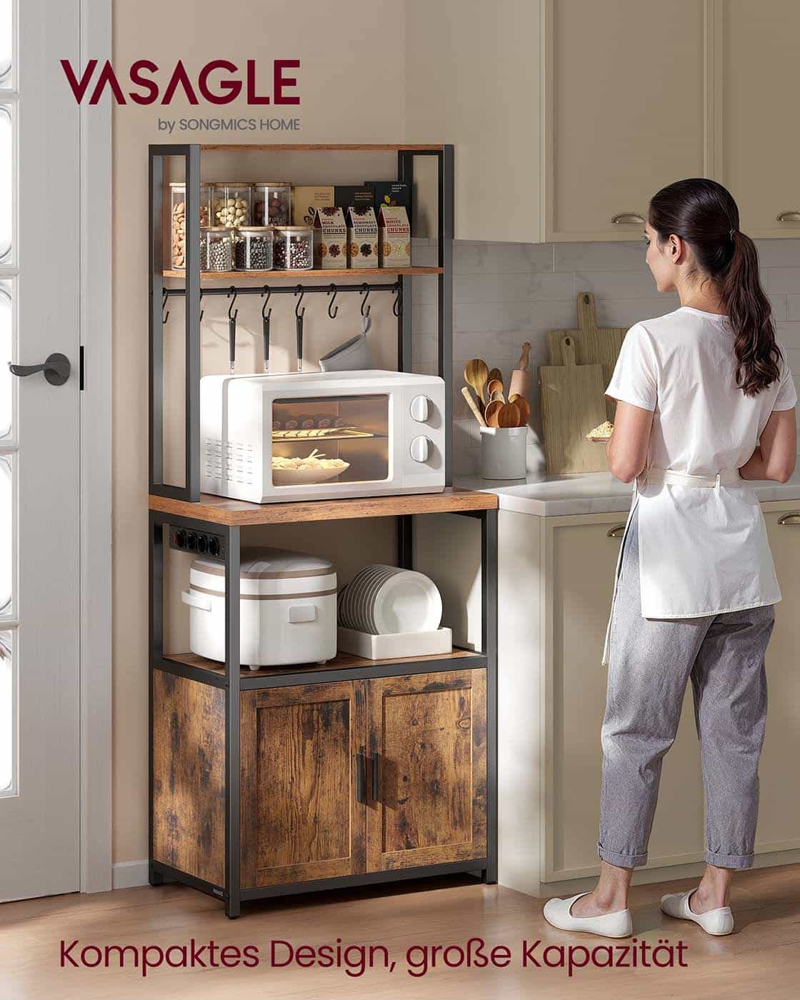 Küchenregal mit Steckdosen und Haken für praktische Aufbewahrung