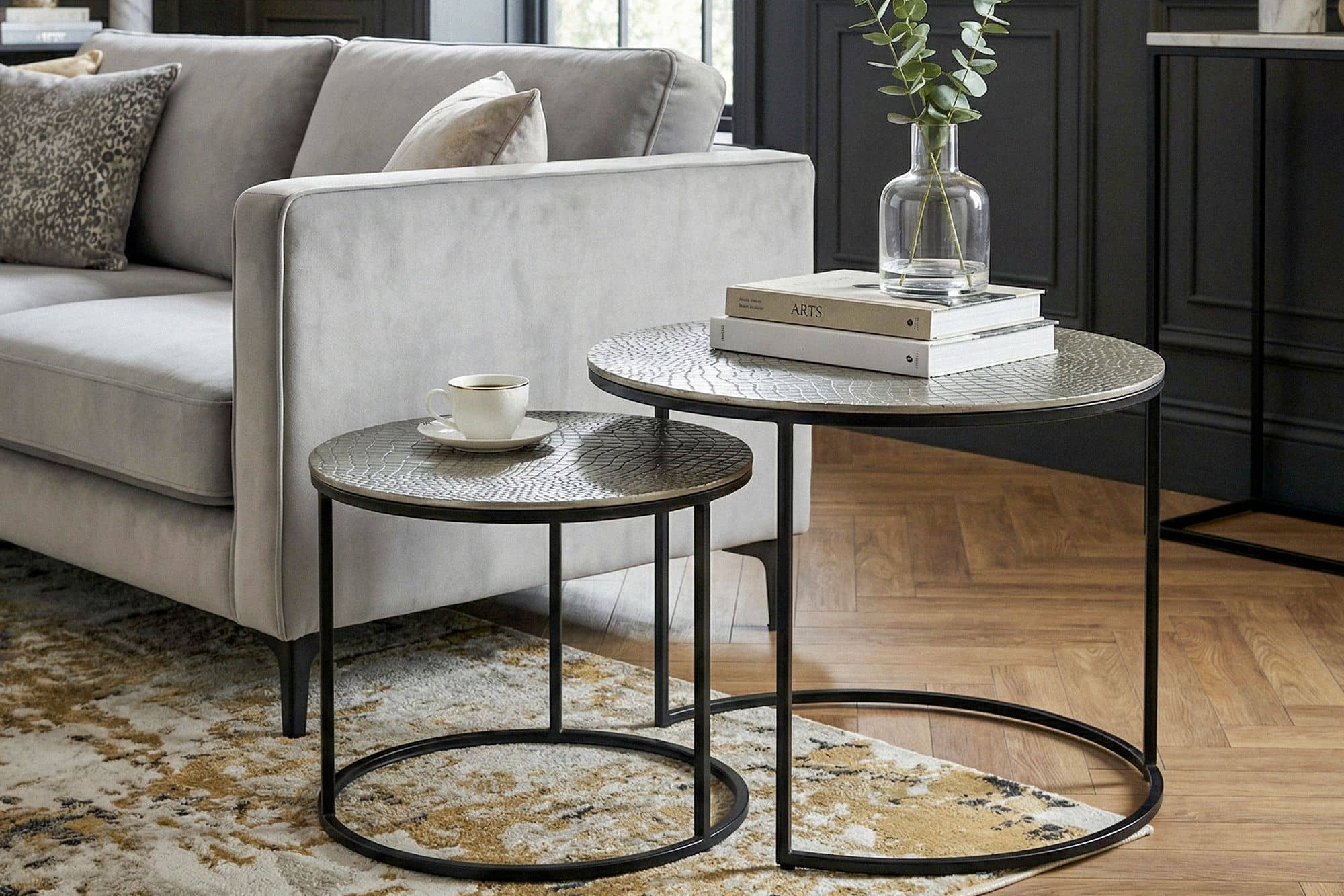 Satztisch Metall 2er Set rund silber - Couchtisch Aluminium Tischplatten mit Muster - Beistelltisch Sofatisch Alu modern - Wohnzimmertisch Eisen Gestell Handmade