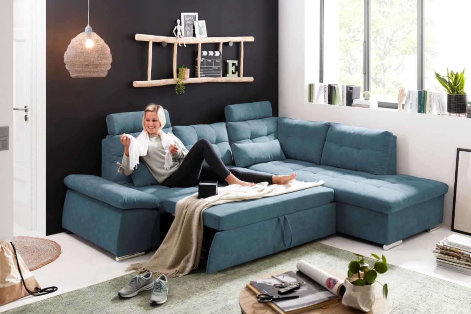 Nalo-2F-Rec_Uran-05_denim_Milieu_Model Cool und Stilvoll: Das Nalo Schlafsofa in Denim-Farbe mit verstellbaren Armlehnen