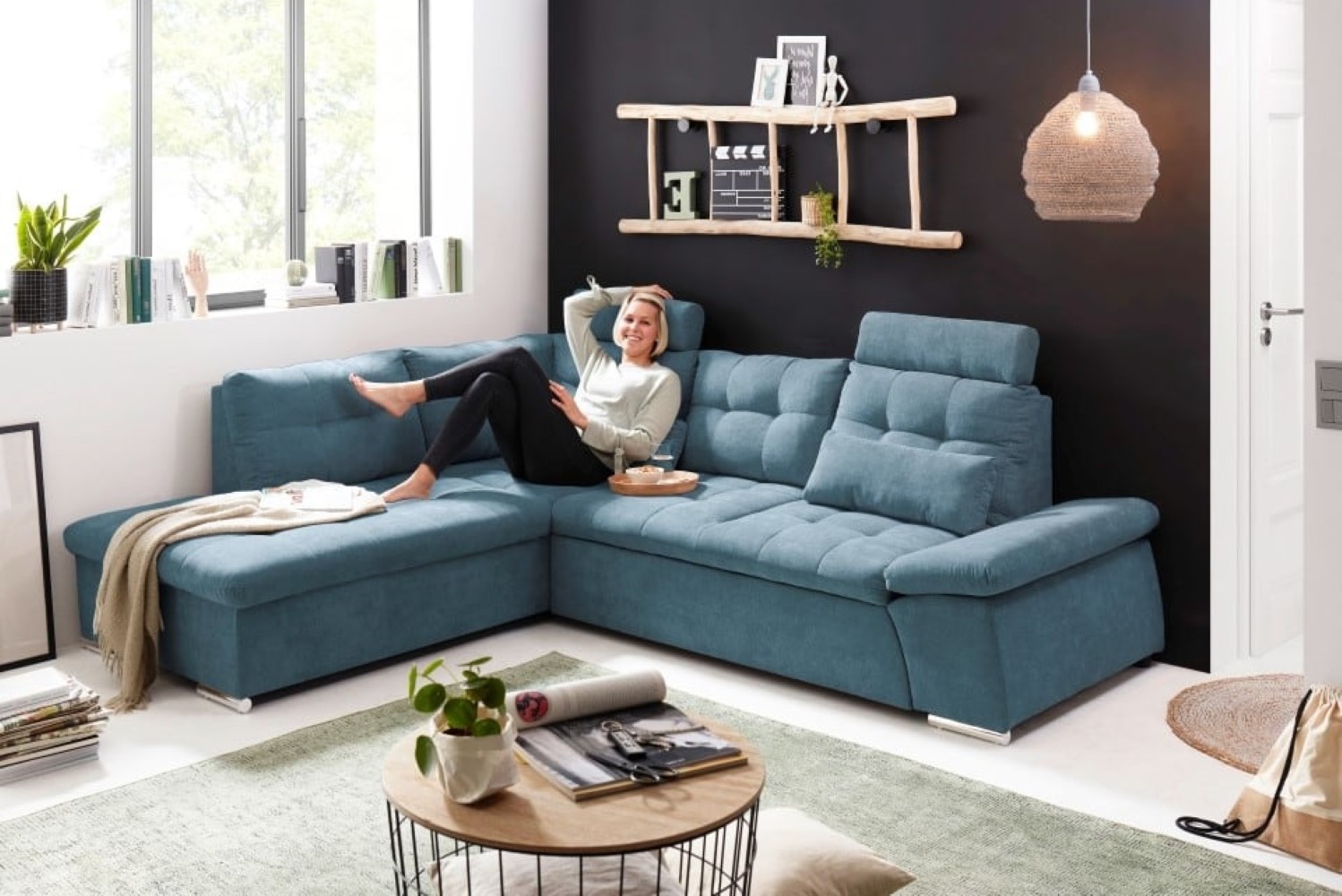 Nalo-2F-Rec_Uran-05_denim_Milieu_Model1TBkfWSvC29vwX Casual Elegance: Nalo Schlafsofa in Denim – verstellbare Armlehnen inklusive