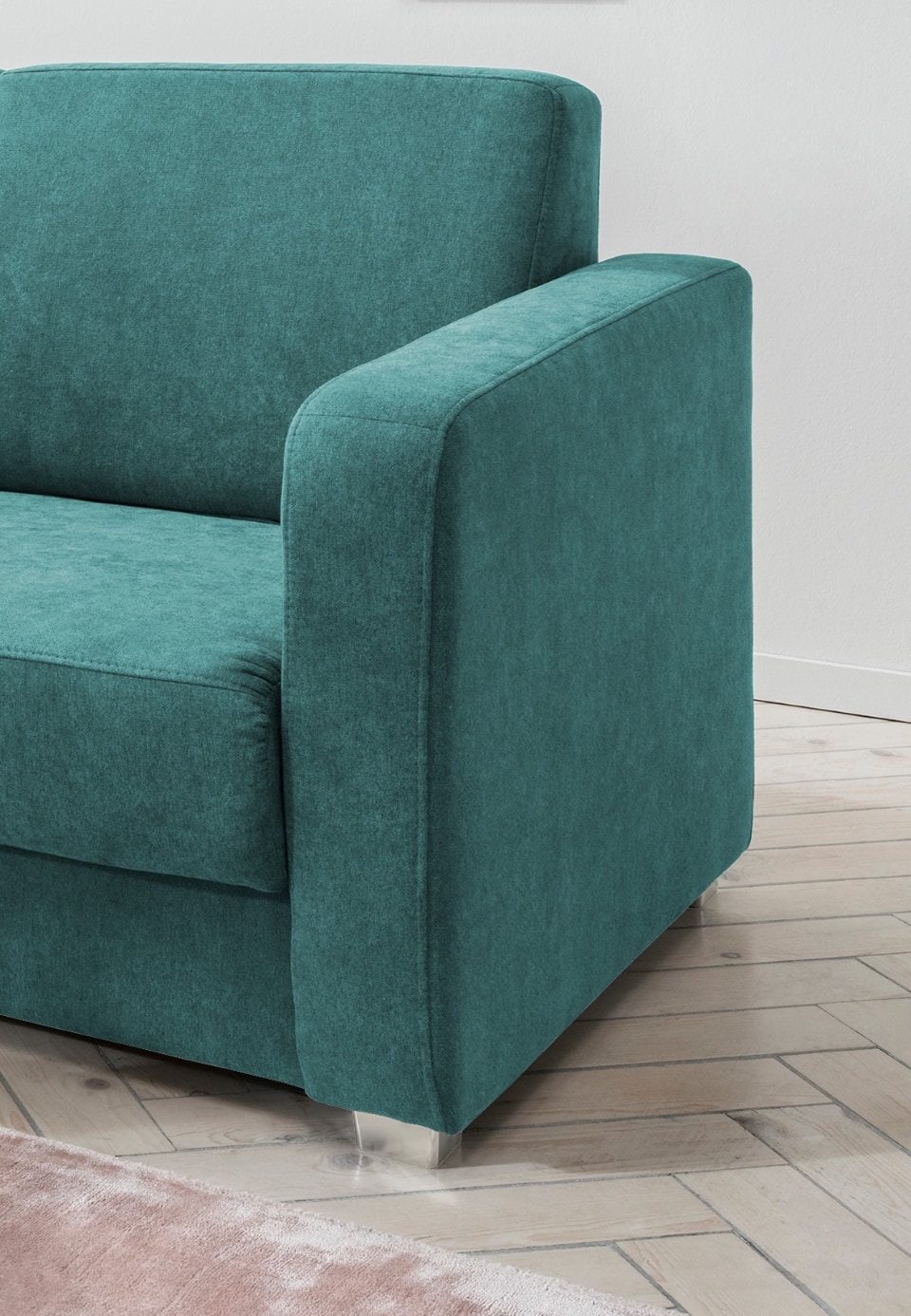 Benformato_Mia_2F_3607-5 Ein Hauch von Petrol: Das Sofa Mia von Benformato - Luxuriöser Komfort für Ihr Zuhause