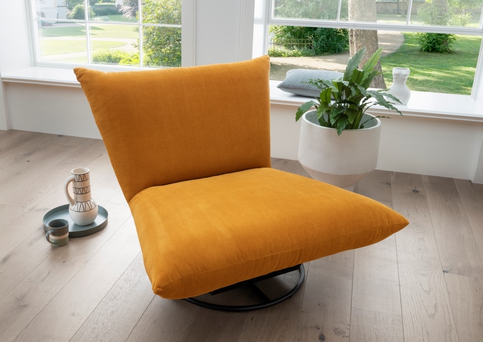 Benformato_Cremona_Drehsessel_4811-1 Sonnenstrahl im Wohnzimmer: Benformato Cremona Drehsessel in Gelb