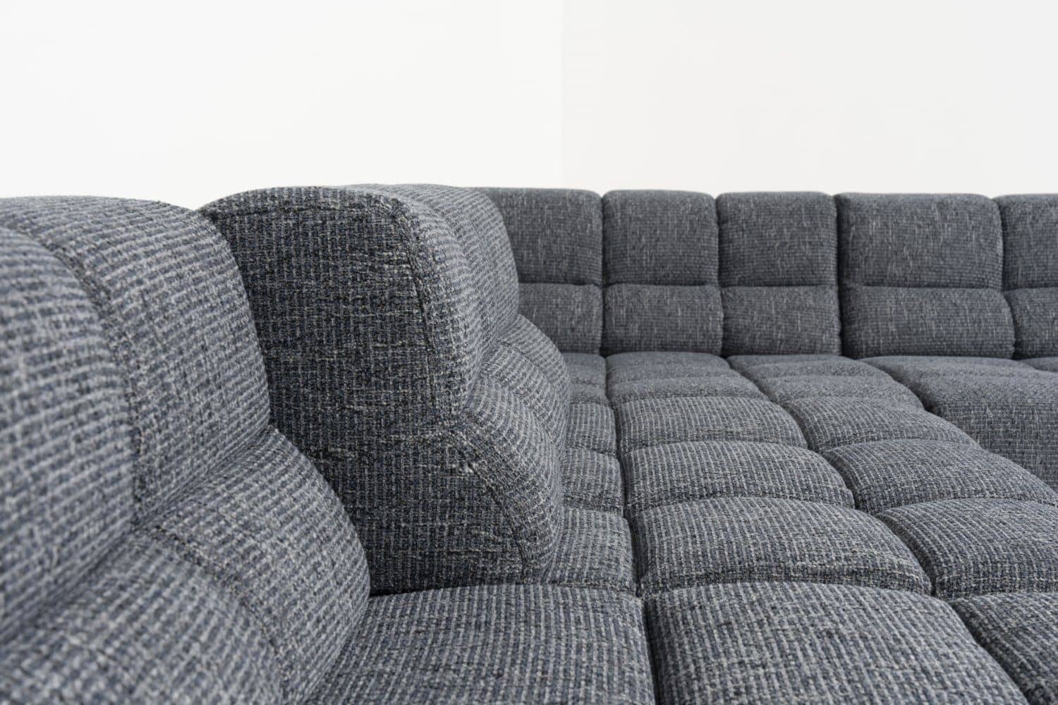 Wohnlandschaft Liam von designwerk – moderne Flachgewebe-Wohnlandschaft mit Sitztiefenverstellung