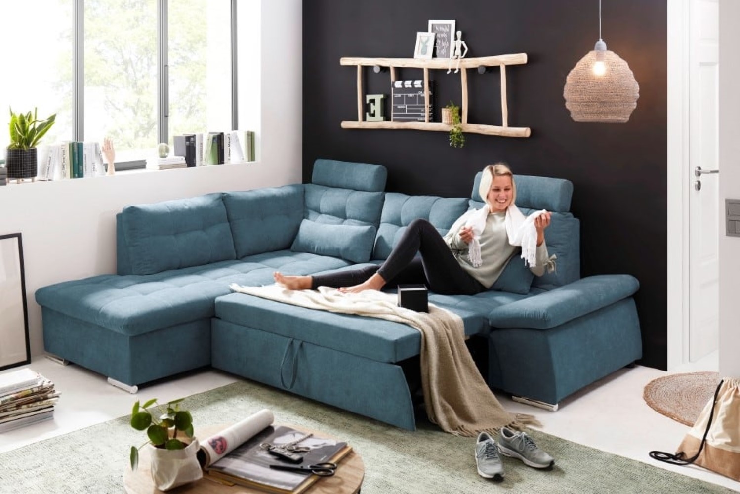 Nalo-2F-Rec_Uran-05_denim_Milieu_ModelTEwEBxDZK0BEB Jeans-Inspiration: Das Nalo Schlafsofa in Denim-Farbe für zeitlose Eleganz