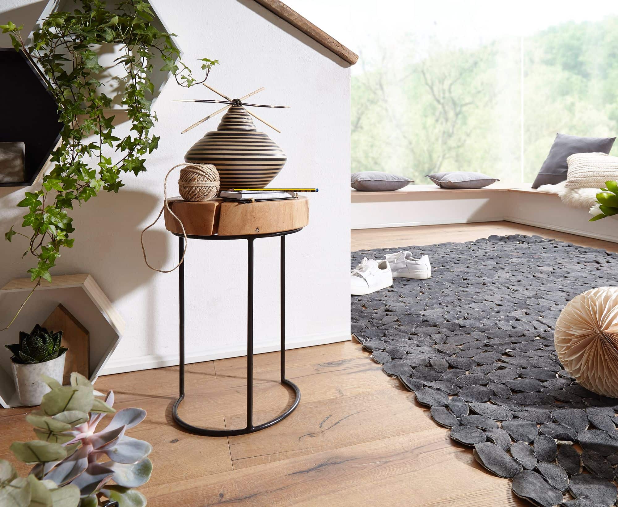 Beistelltisch AKOLA Massiv-Holz Akazie Wohnzimmer-Tisch Metallbeine Landhaus-Stil Baumstamm-Form Echt-Holz Natur Beistelltisch AKOLA Massiv-Holz Akazie Wohnzimmer-Tisch Metallbeine Landhaus-Stil Baumstamm-Form Echt-Holz Natur