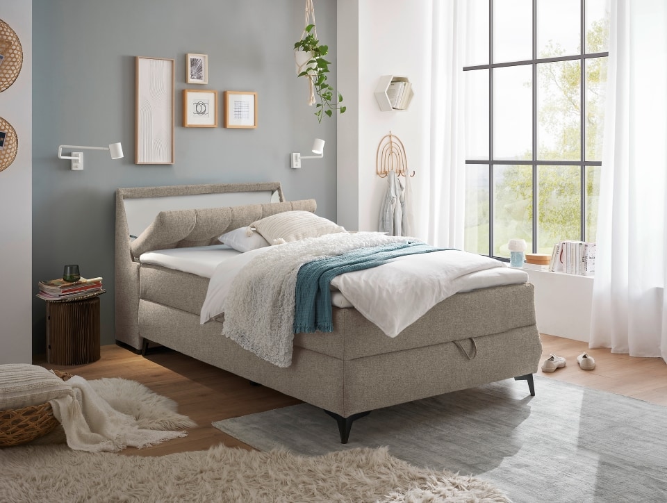 Atlantis-120_Lumos-31-sand_Milieu_FKt Strandfeeling im Schlafzimmer: Sandfarbenes Boxbett - Myhomelando