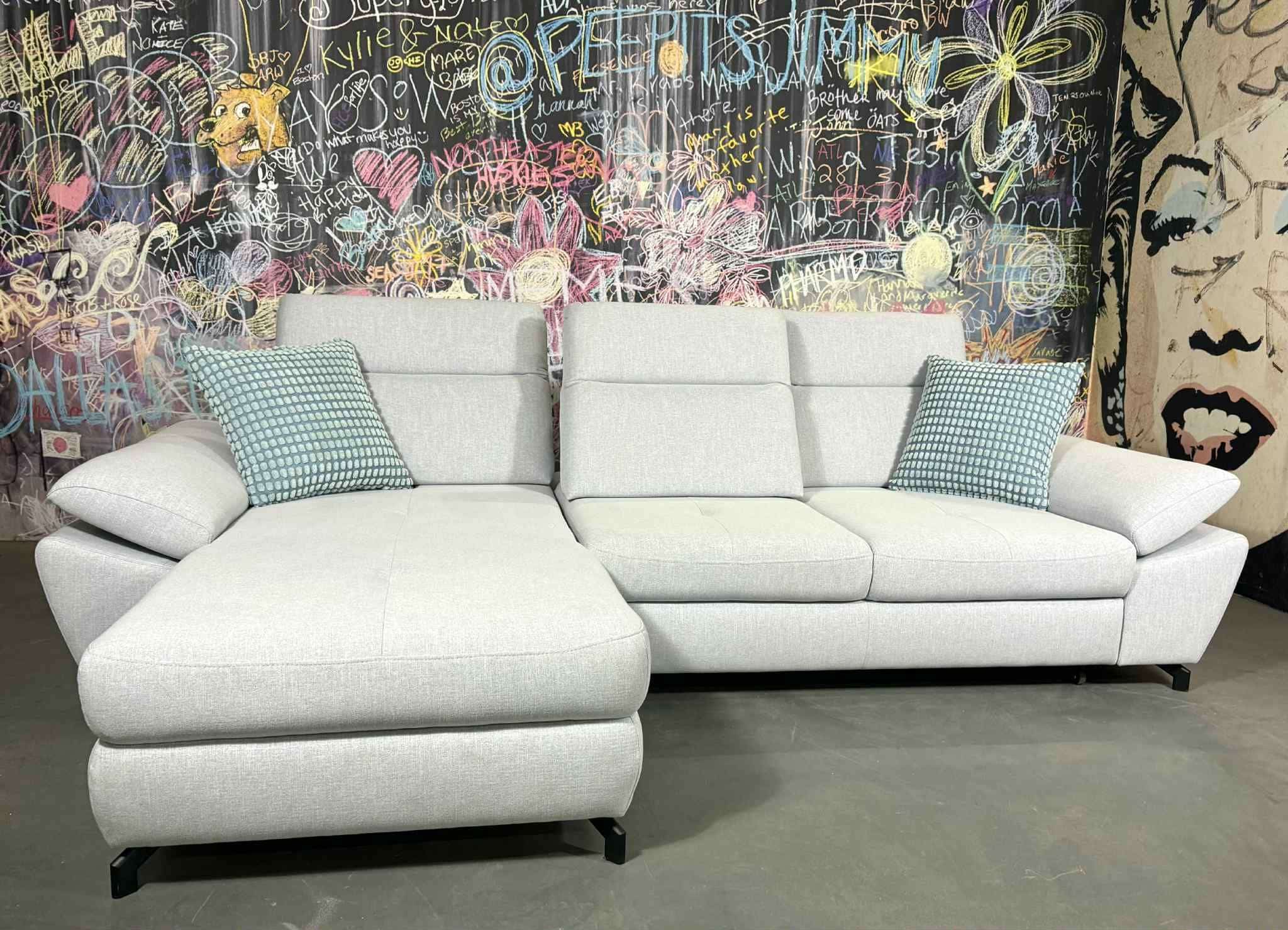 Sofa Arezza Hellgrau Flachgewebe links mit Schlaffunktion | Benformato | Fotomodell Sofa Arezza Hellgrau Flachgewebe links mit Schlaffunktion | Benformato | Fotomodell