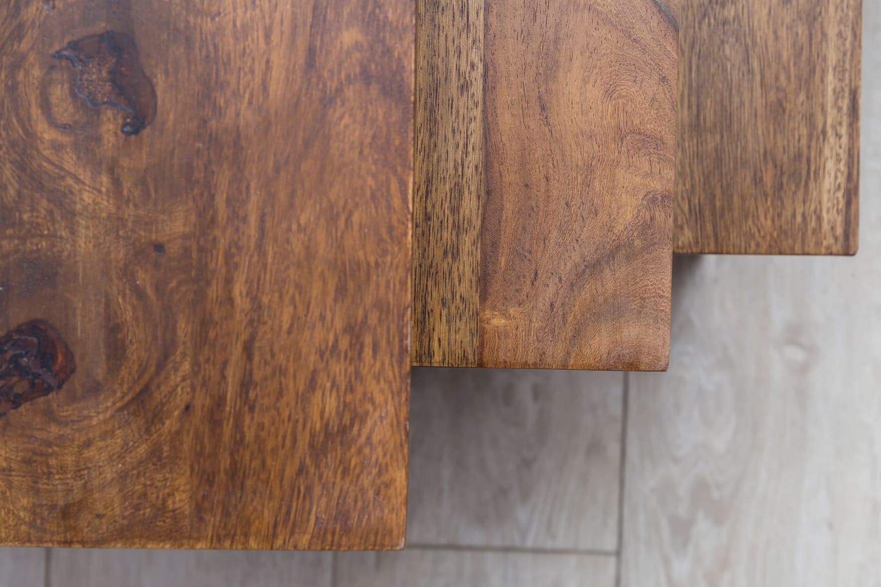 44784-WOHNLING-Satztisch-Beistelltisch-Sheesham-3_3 3er Set Design Beistelltisch AKOLA Sheesham Satztisch Metallbeine