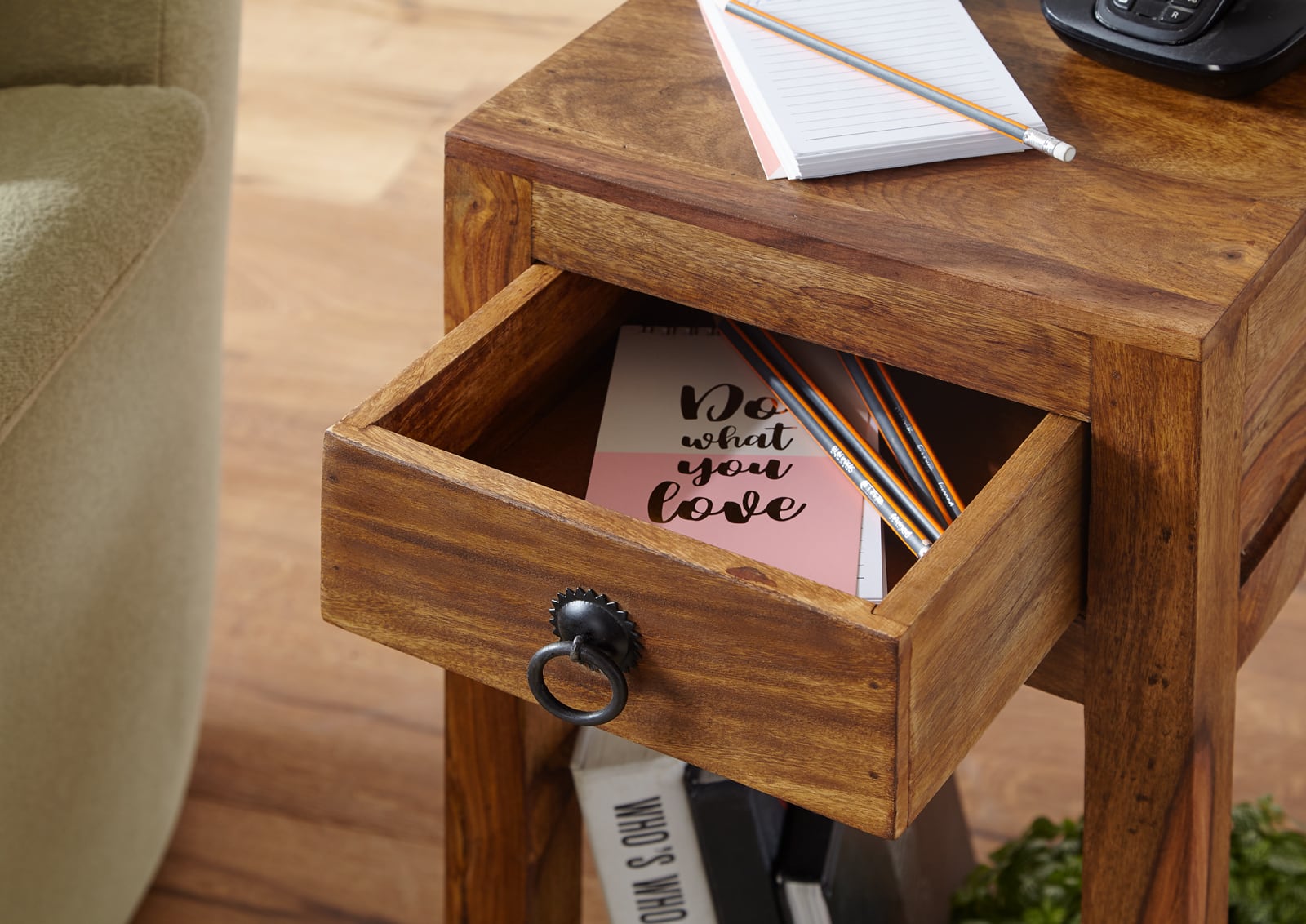 Beistelltisch MUMBAI Massiv-Holz Sheesham 68cm hoch Wohnzimmer-Tisch mit Schublade Design Landhaus-Stil Couchtisch Beistelltisch MUMBAI Massiv-Holz Sheesham 68cm hoch Wohnzimmer-Tisch mit Schublade Design Landhaus-Stil Couchtisch