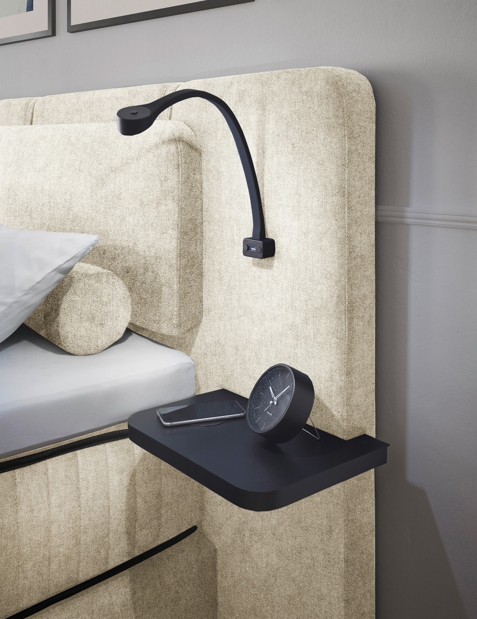 Milazzo_Aphrodite-01-Ivory_Milieu_Detail_ Innovatives Schlafzimmer: Ivory Cream Boxspringbett mit Wireless Charging