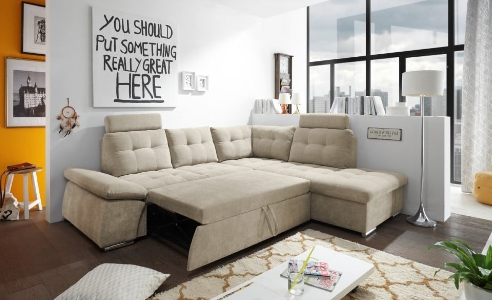 Nalo-2F-Rec_Uran-06_sand_Milieu-Fkt_64-745-20 Natürlich und Elegant: Nalo Schlafsofa in der Farbe Sand mit verstellbaren Armlehnen