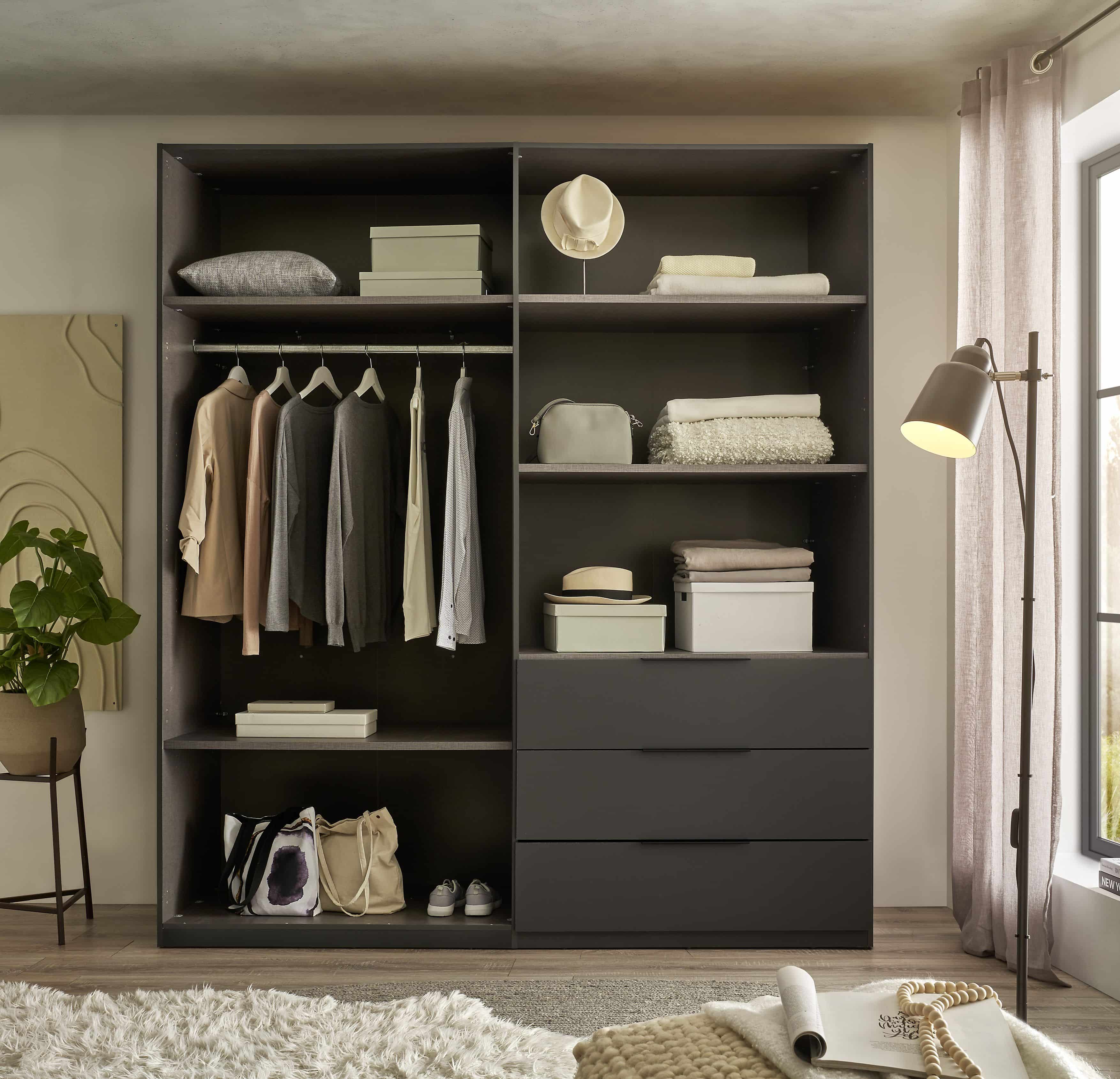 Kombi-Kleiderschrank Nuka von SchlafKONTOR – 4 Türen, 3 Schubladen, moderner Kleiderschrank in graphit & hellgrau Kombi-Kleiderschrank Nuka von SchlafKONTOR – 4 Türen, 3 Schubladen, moderner Kleiderschrank in graphit & hellgrau