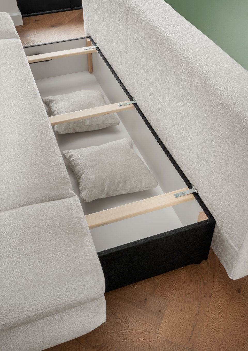 Benformato_Dale_2FAFBK_6900_F06-3 Stilvolle Leichtigkeit: Benformato Sofa Dale in der Farbe Orsa Weiß