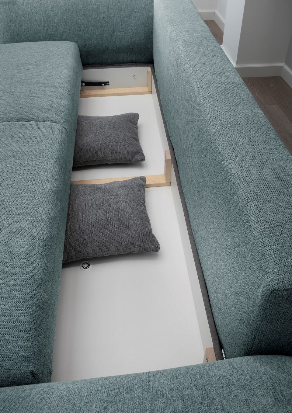 Benformato_Pera_4FAFBK_9758_ZK_9751-4 Detailblick auf das Mintgrüne 'Pera' Sofa – Perfekte Kombination aus Stil und Funktion