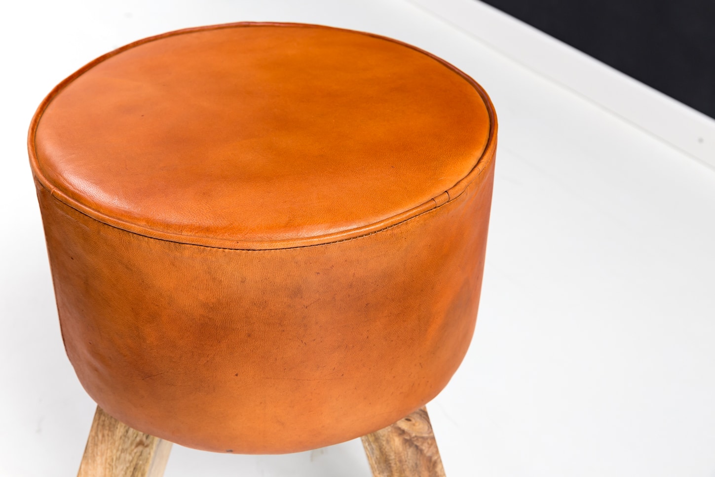 43726-WOHNLING-Sitzhocker-Echtleder-braun-rund-40_3 Stabiler Country-Style Hocker aus Holz
