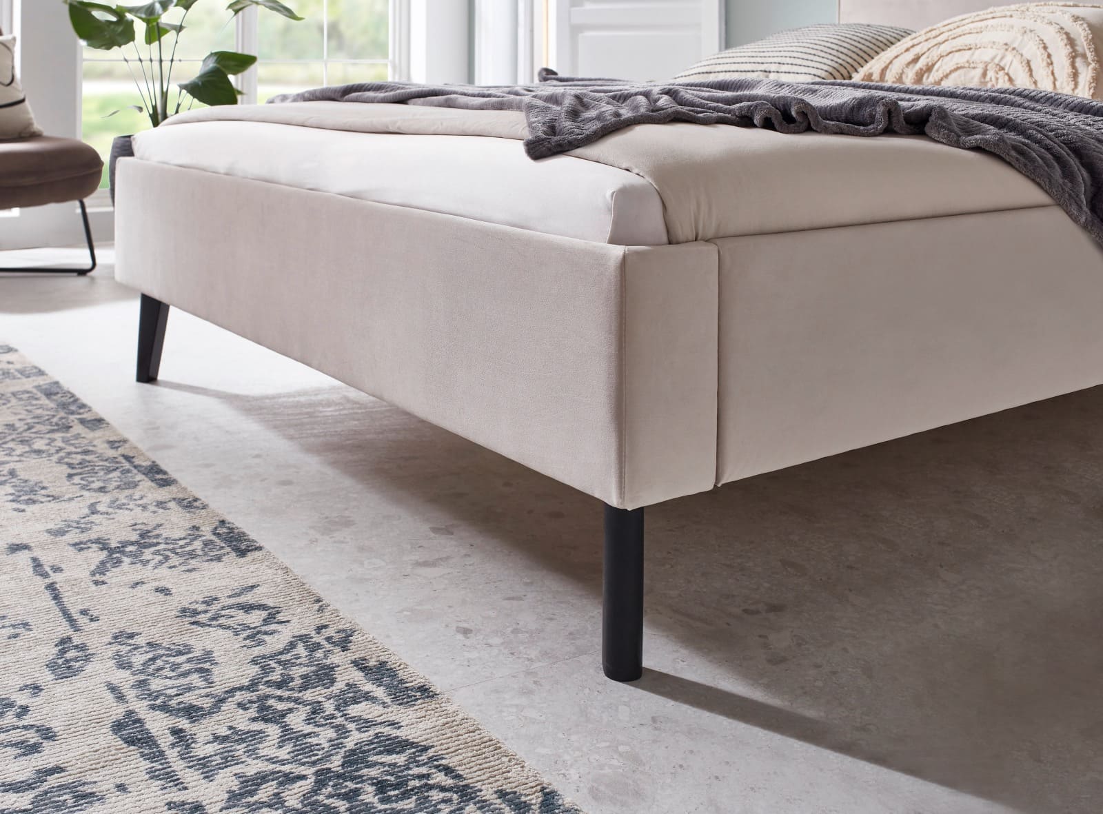 Polsterbett Leira by Meise – Elegantes Samtbett in Beige mit gestepptem Kopfteil & Massivholzfüßen 140 x 200 cm Polsterbett Leira by Meise – Elegantes Samtbett in Beige mit gestepptem Kopfteil & Massivholzfüßen 140 x 200 cm
