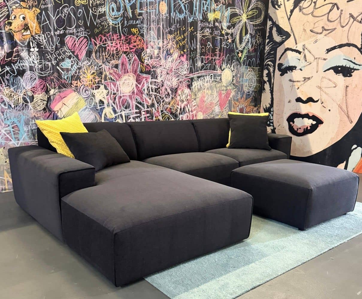 Ecksofa Airport Anthrazit – mit Kedernaht & optionalem Hocker Ecksofa Airport Anthrazit – mit Kedernaht & optionalem Hocker