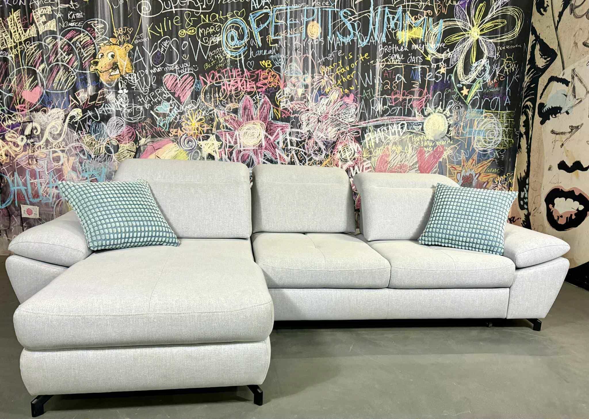 Sofa Arezza Hellgrau Flachgewebe links mit Schlaffunktion | Benformato | Fotomodell