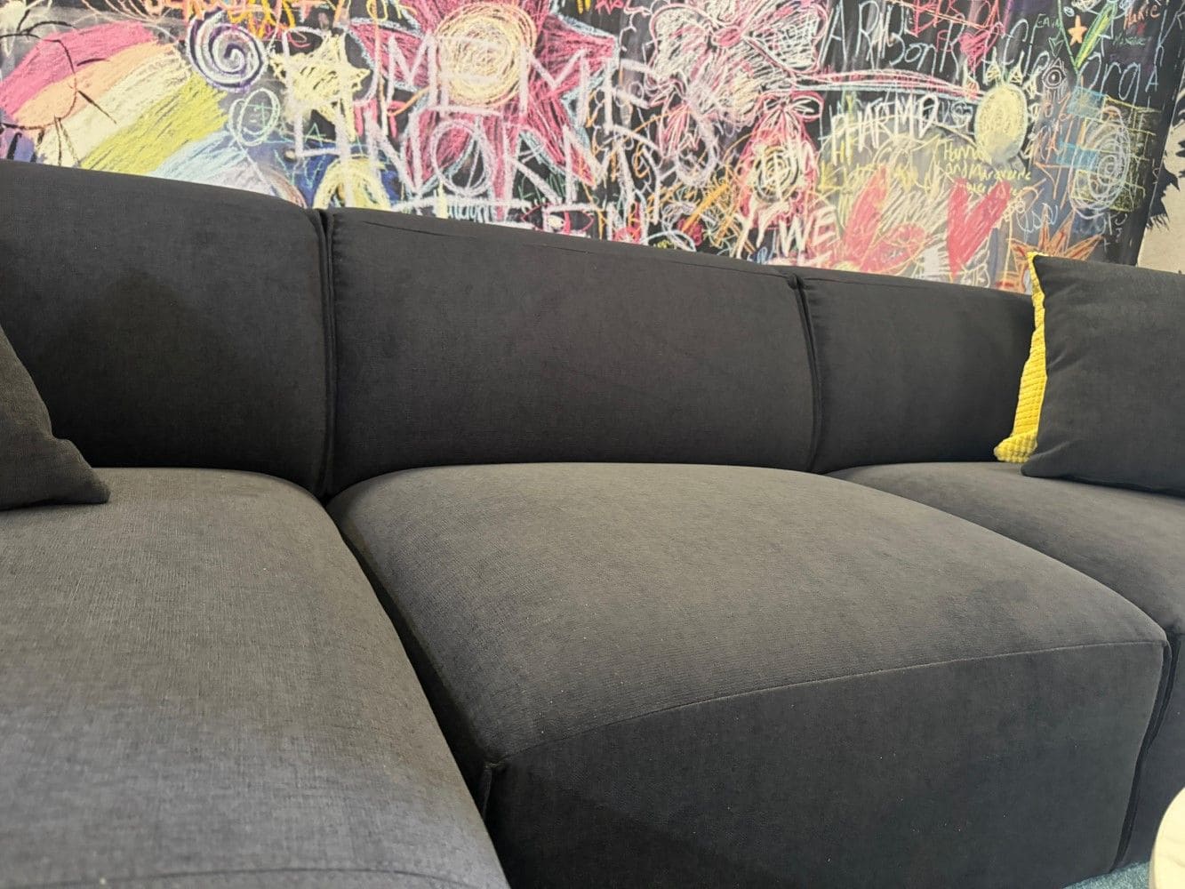 Ecksofa Airport Anthrazit – mit Kedernaht & optionalem Hocker Ecksofa Airport Anthrazit – mit Kedernaht & optionalem Hocker