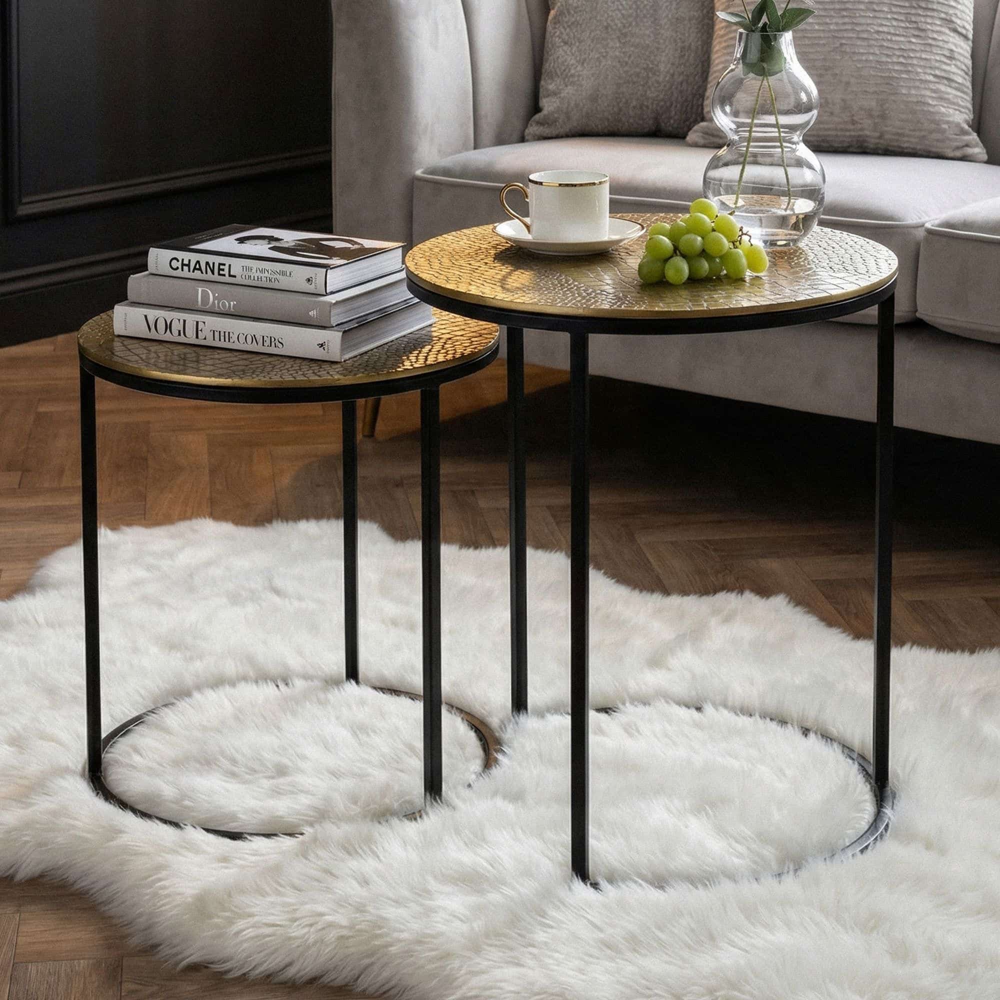 Satztisch Metall 2er Set rund gold - Beistelltisch Aluminium Tischplatten mit Muster - Design Couchtisch Anstelltisch modern Eisen Gestell - Dekotisch Wohnzimmertisch Handmade Satztisch Metall 2er Set rund gold - Beistelltisch Aluminium Tischplatten mit Muster - Design Couchtisch Anstelltisch modern Eisen Gestell - Dekotisch Wohnzimmertisch Handmade