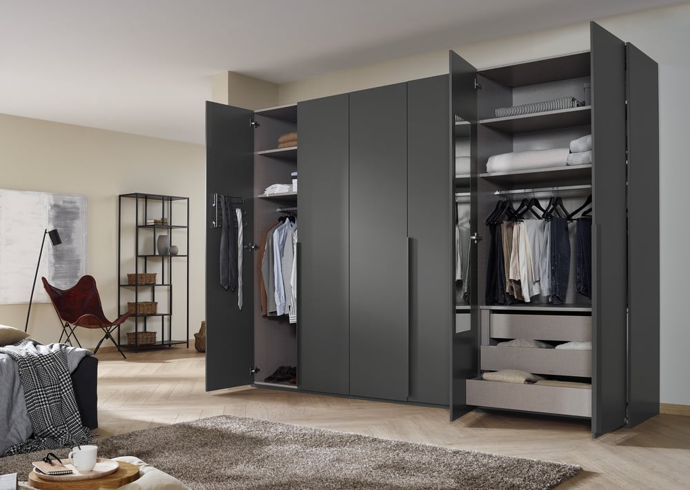 6-türiger Kleiderschrank Purisma von Rauch – Drehtürschrank in Alpinweiß, Graphit oder Seidengrau mit Schubkasteneinsatz, Innenspiegel und Krawattenhalter 6-türiger Kleiderschrank Purisma von Rauch – Drehtürschrank in Alpinweiß, Graphit oder Seidengrau mit Schubkasteneinsatz, Innenspiegel und Krawattenhalter