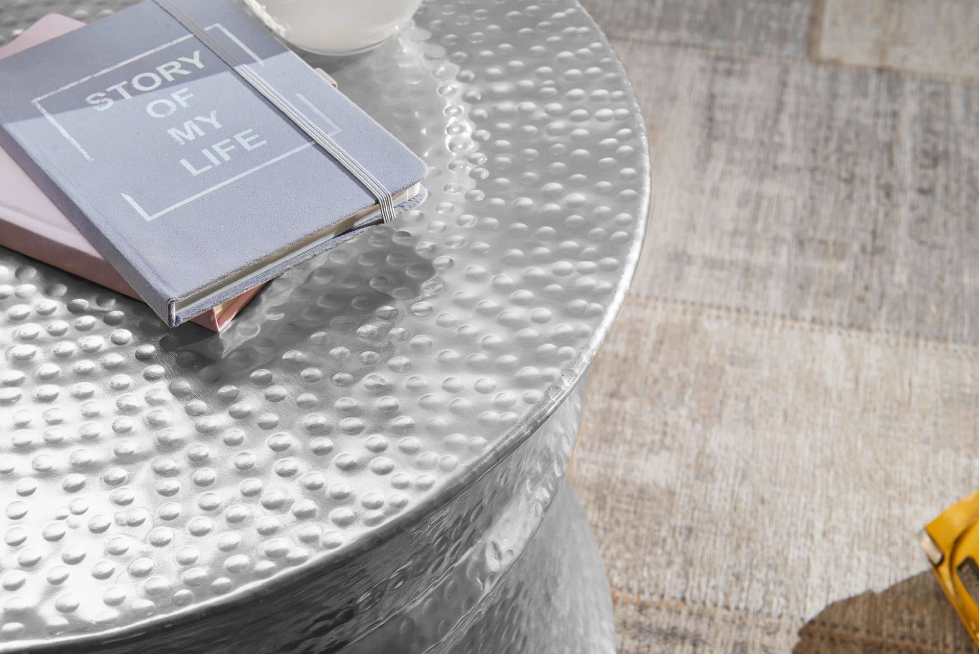 46272-WOHNLING-Couchtisch-KARAM-60x60x40-cm-Alumi_2 Couchtisch 62x41x62cm Aluminium Silber Beistelltisch orientalisch rund | Flacher Hammerschlag Sofatisch Metall | Design Wohnzimmertisch modern | Loungetisch indisch Stubentisch klein