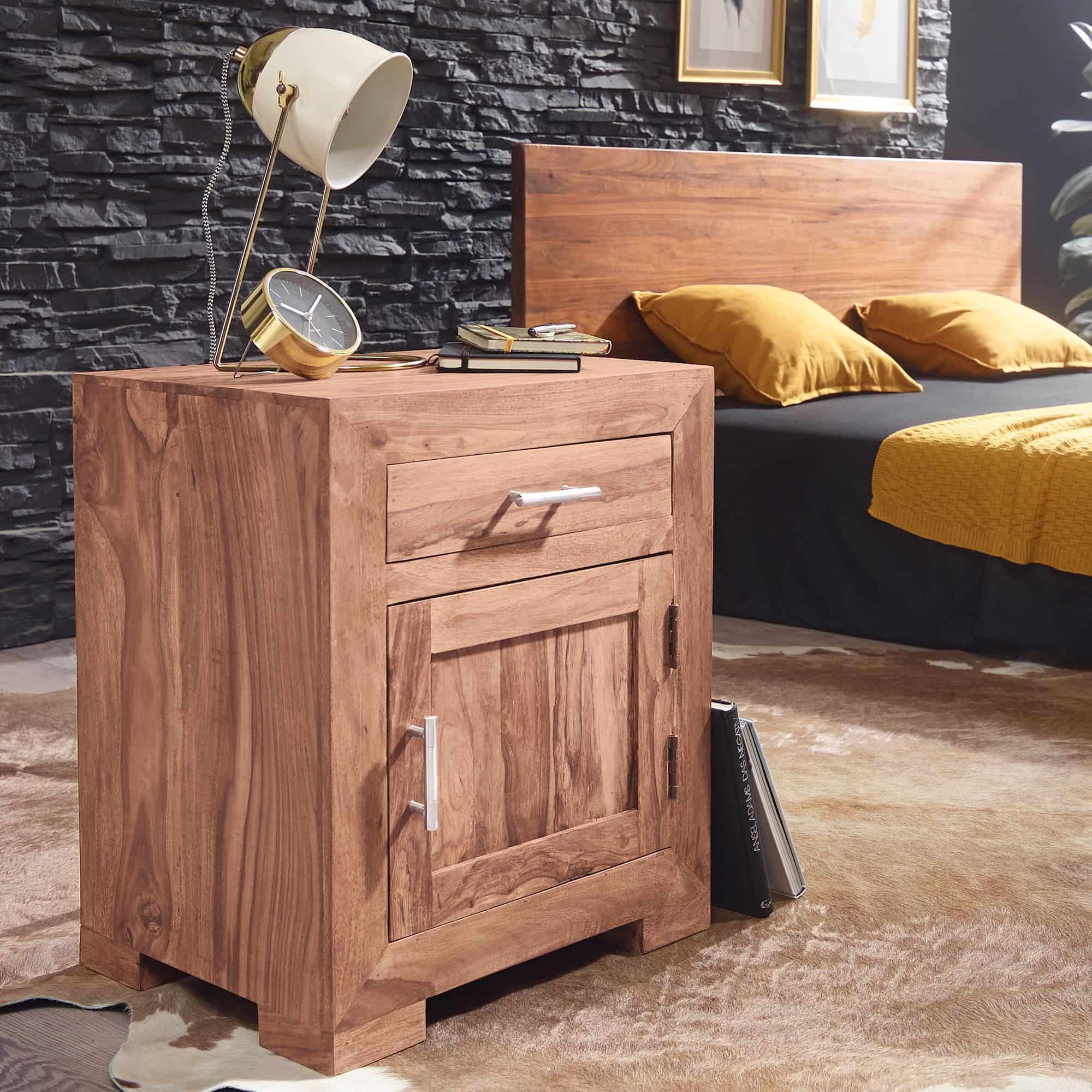Nachttisch MUMBAI Massivholz Akazie Design Nachtkommode 60 cm mit Schublade und Tür Nachtschrank für Boxspringbett Nachttisch MUMBAI Massivholz Akazie Design Nachtkommode 60 cm mit Schublade und Tür Nachtschrank für Boxspringbett