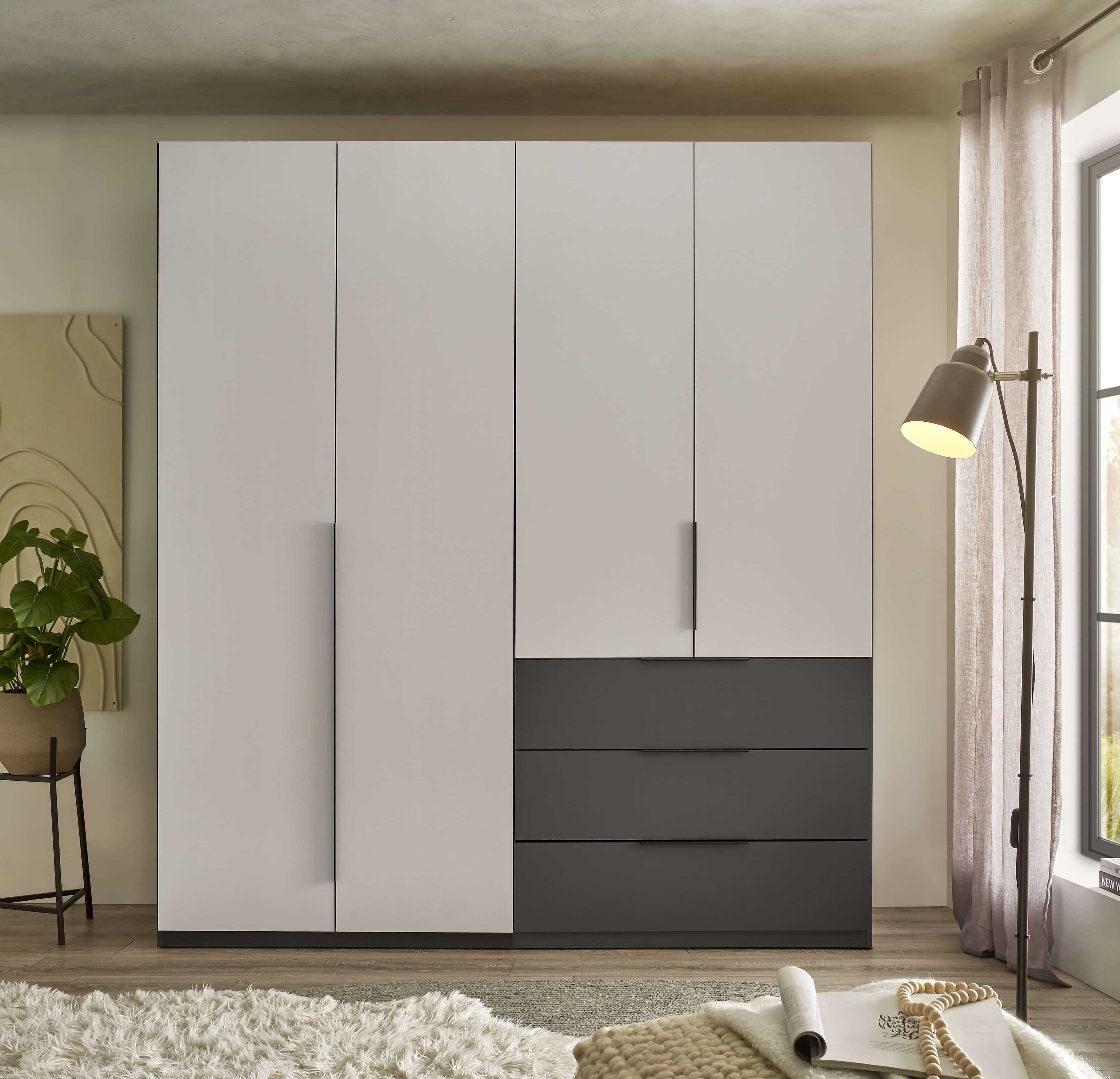 Kombi-Kleiderschrank Nuka von SchlafKONTOR – 4 Türen, 3 Schubladen, moderner Kleiderschrank in graphit & hellgrau Kombi-Kleiderschrank Nuka von SchlafKONTOR – 4 Türen, 3 Schubladen, moderner Kleiderschrank in graphit & hellgrau