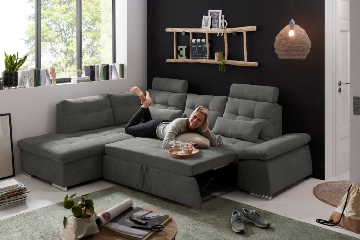 Nalo-2F-Rec_Uran-09-stone_Milieu_Model_FktM2HYhdiBzXvPD Naturstein-Charme: Das Nalo Schlafsofa in Stone für zeitlose Eleganz im Wohnzimmer