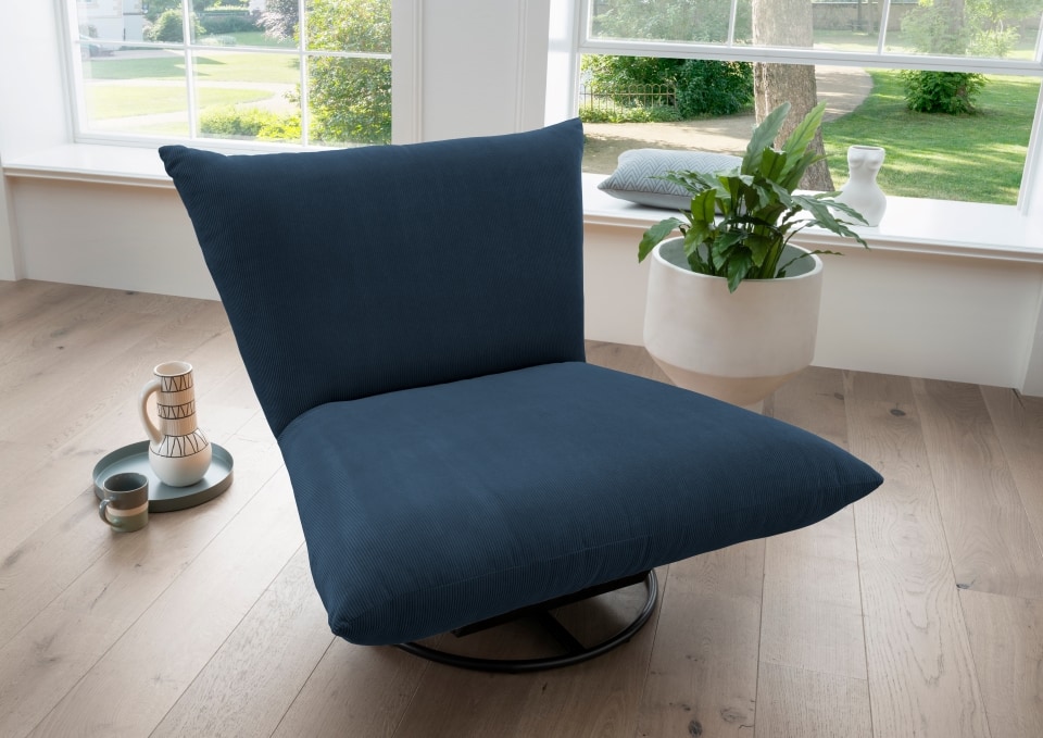 Benformato_Cremona_Drehsessel_4814 Tiefblaue Eleganz: Benformato Cremona Drehsessel im Fokus
