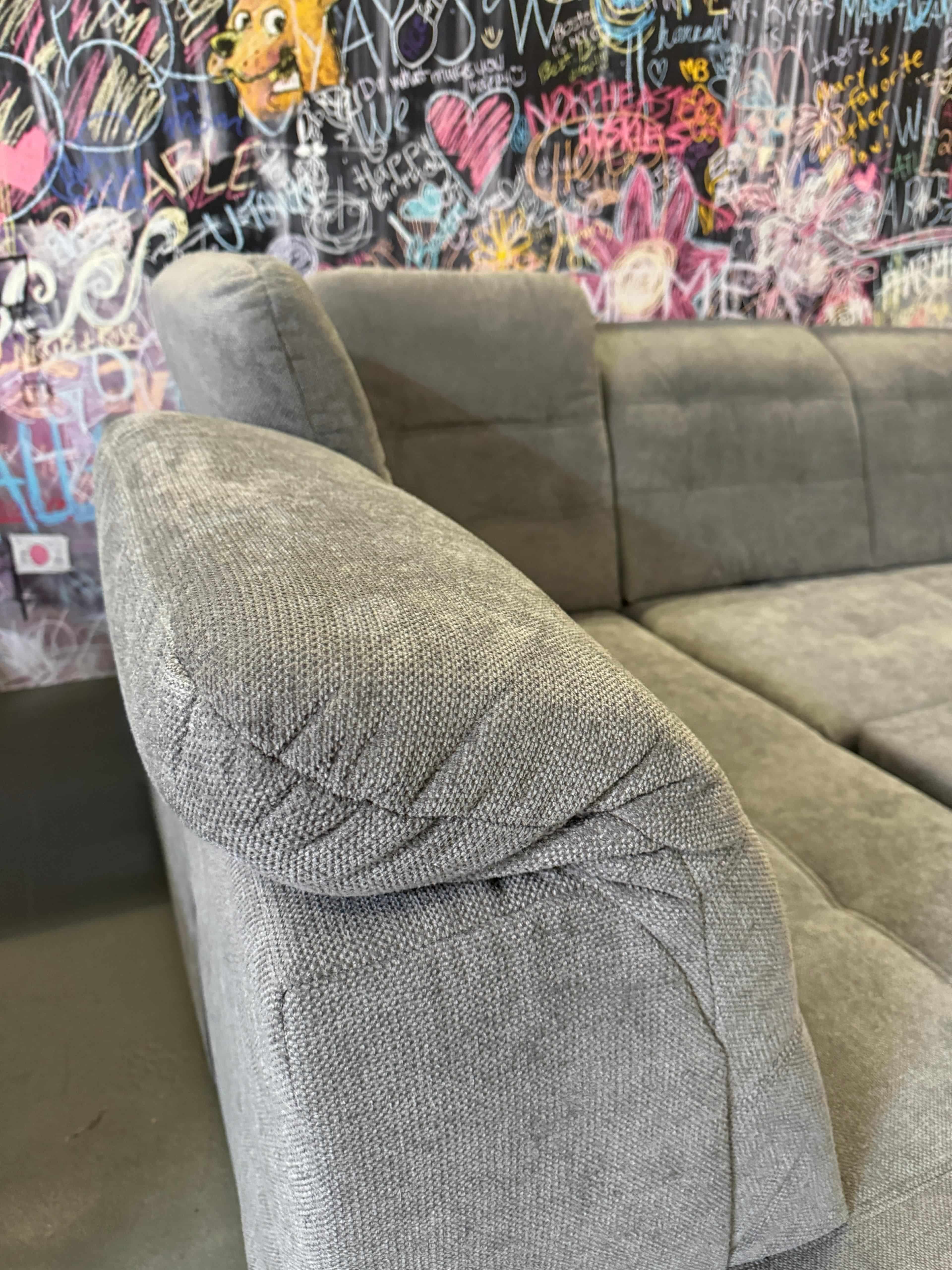 Wohnlandschaft Razor – XXL Sofa mit Schlaffunktion, Bettkasten & verstellbaren Kopflehnen, Grau Wohnlandschaft Razor – XXL Sofa mit Schlaffunktion, Bettkasten & verstellbaren Kopflehnen, Grau