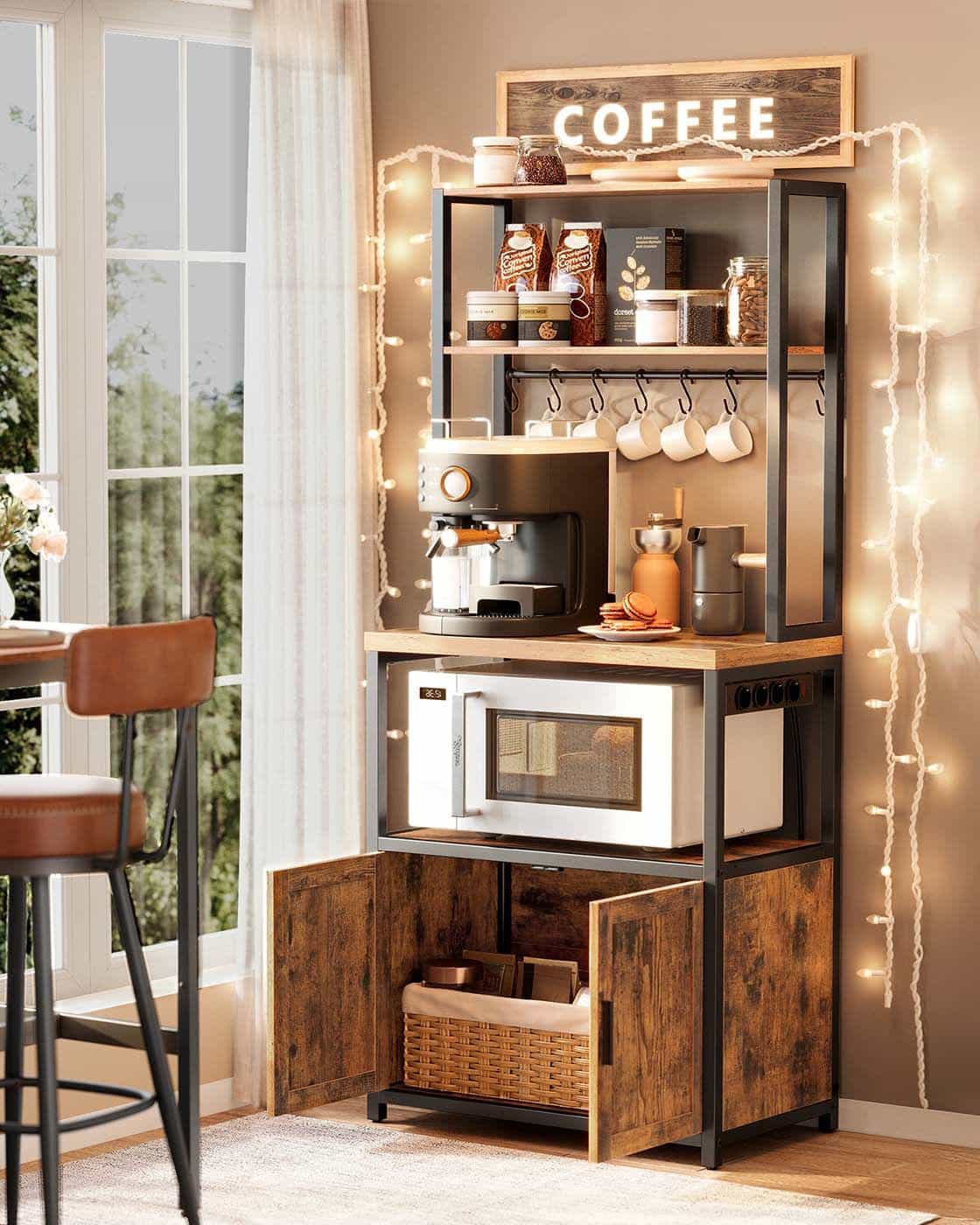 Küchenregal mit Steckdosen und Haken für praktische Aufbewahrung