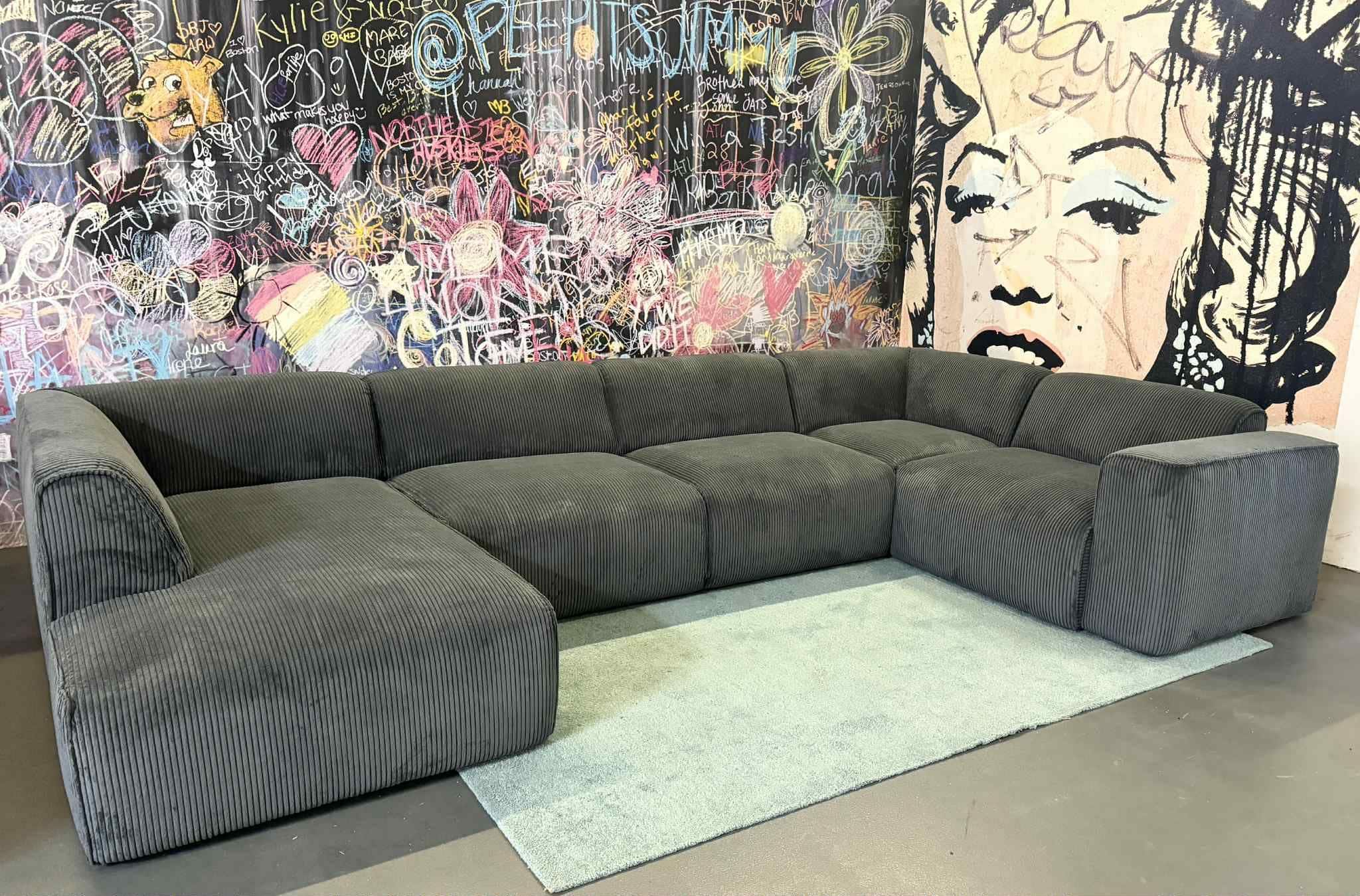 Wohnlandschaft Maddox – Riesiges Feincord-Sofa in Grau, Bequem & Stilvoll Wohnlandschaft Maddox – Riesiges Feincord-Sofa in Grau, Bequem & Stilvoll