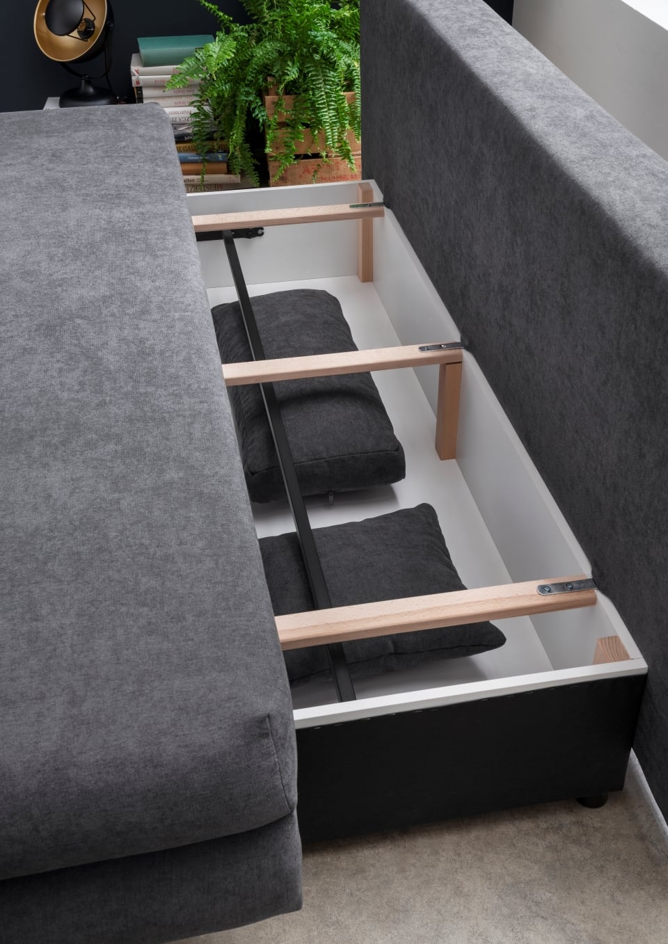 Benformato_Altona_2FBK_3609_F06-4 Mikrofaser Mango Anthrazit: Sofa Altona von Benformato mit Schlaffunktion & Bettkasten