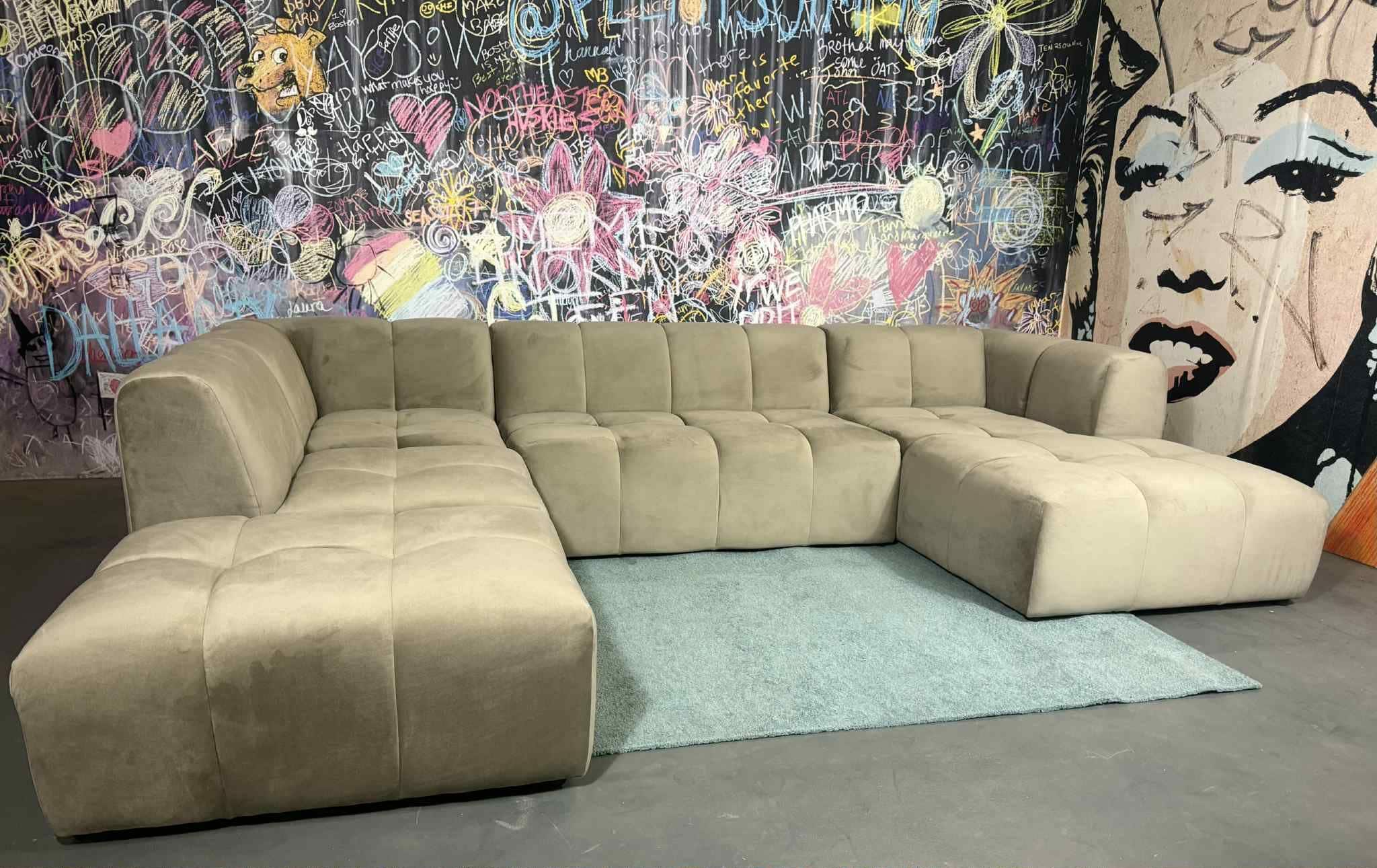 Wohnlandschaft New York Taupe Samtvelours von Myhomelando | Fotomodell Wohnlandschaft New York Taupe Samtvelours von Myhomelando | Fotomodell