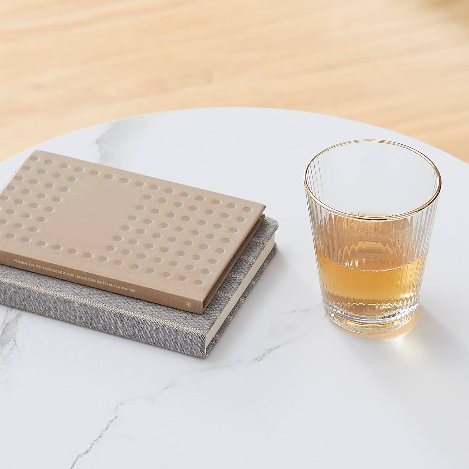 Beistelltisch 2 Ebenen in weißer Marmoroptik mit schwarzem Gestell Beistelltisch 2 Ebenen in weißer Marmoroptik mit schwarzem Gestell