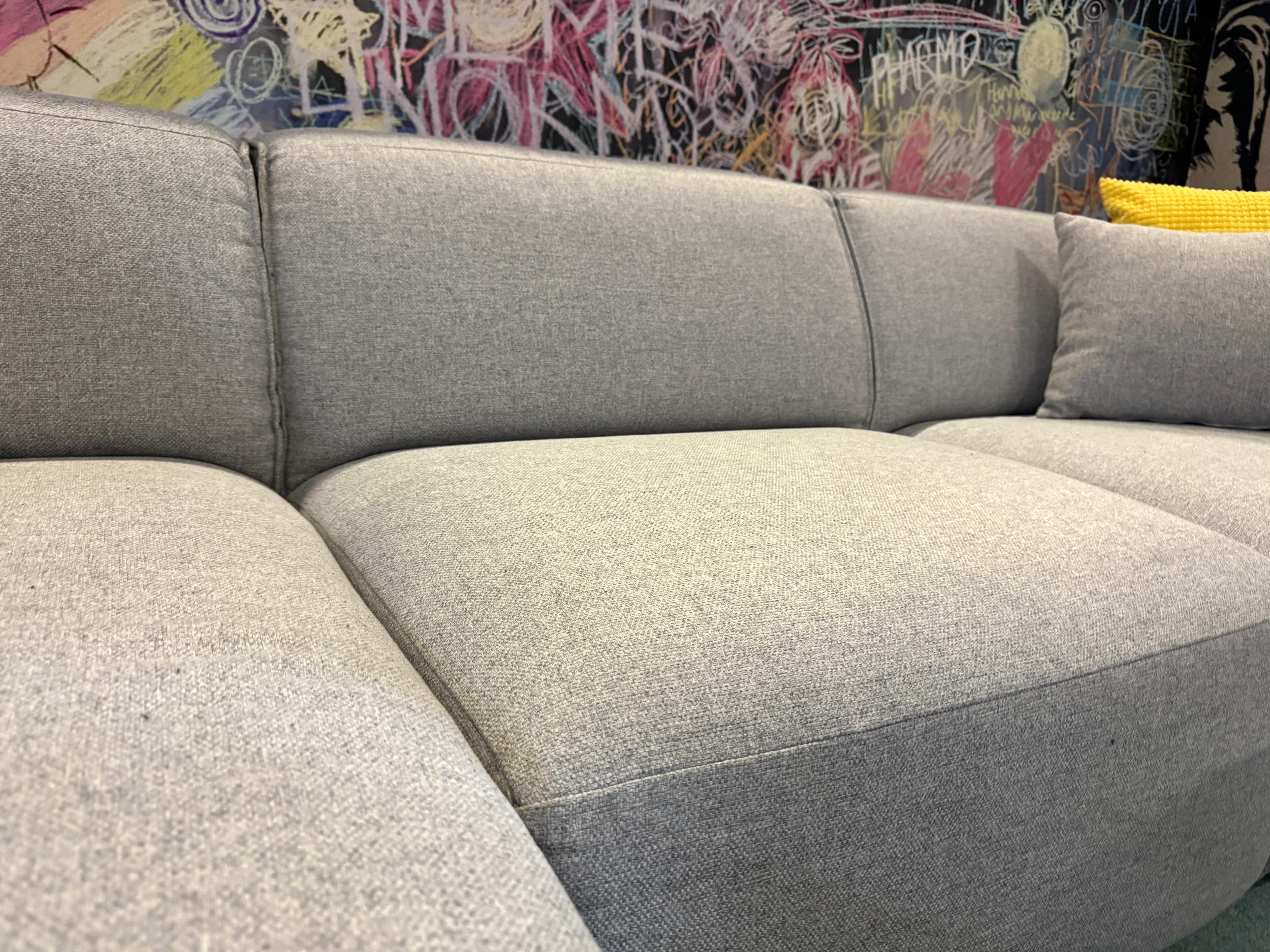 Ecksofa Airport Hellgrau – mit Kedernaht & Flachgewebe Ecksofa Airport Hellgrau – mit Kedernaht & Flachgewebe
