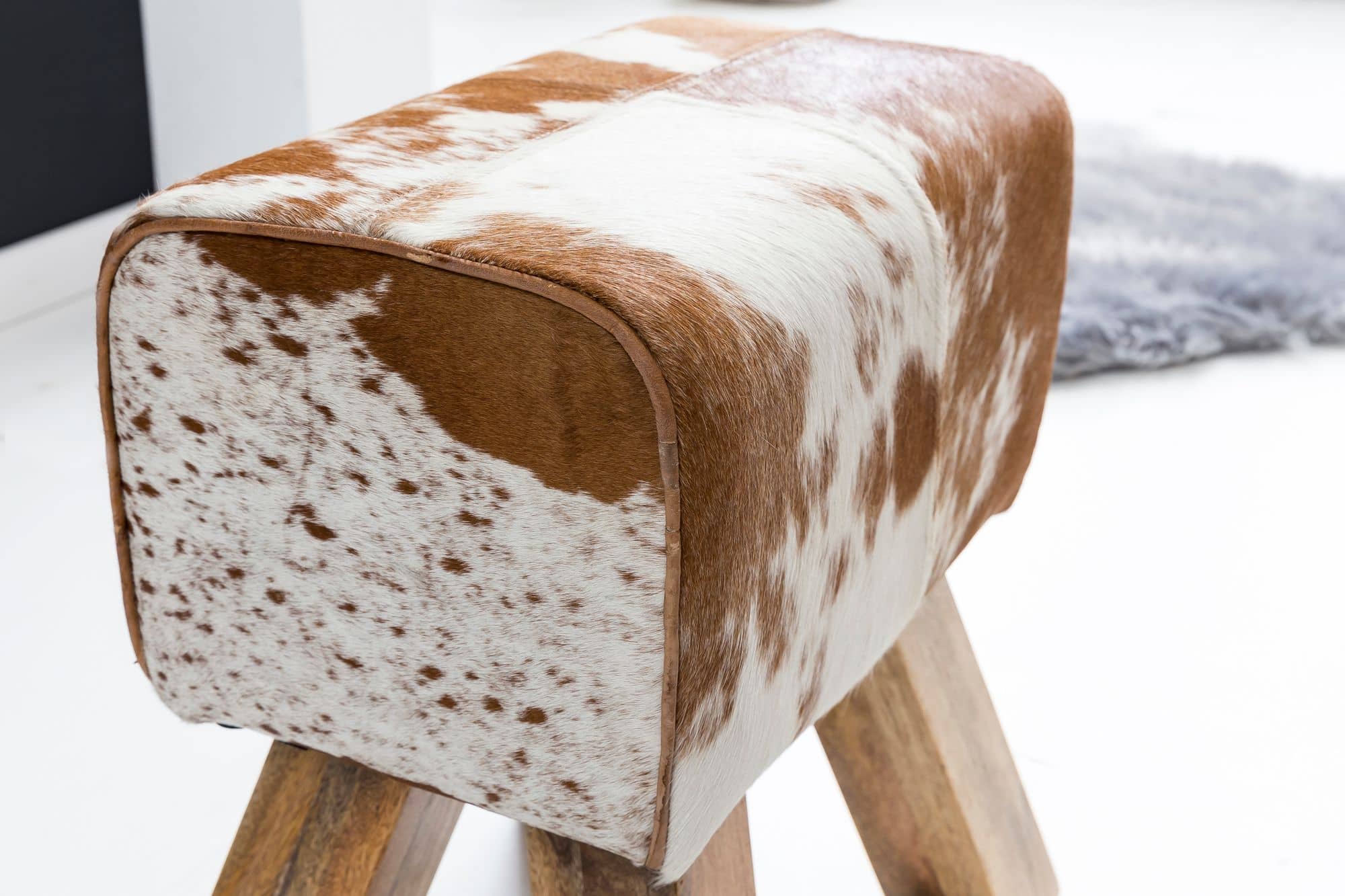 43734-WOHNLING-Design-Turnbock-Sitzhocker-Ziegenf_2 Warme Atmosphäre: Exklusiver Sitzhocker mit Haarleder und Mango-Holz von Myhomelando